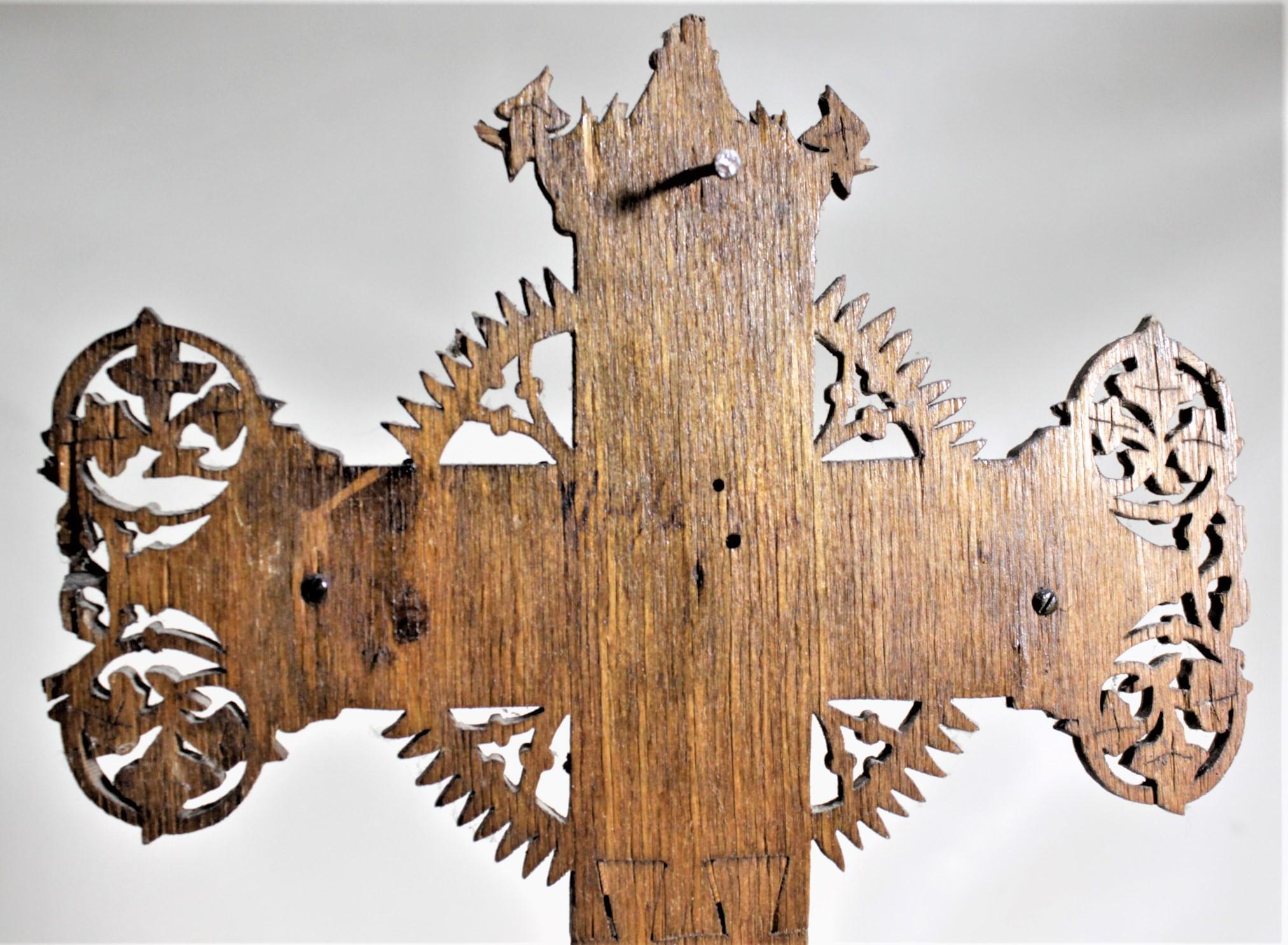 Antike große Volkskunst Handcrafted hölzerne Laubsägearbeiten Kruzifix oder Kreuz und Stand im Angebot 9