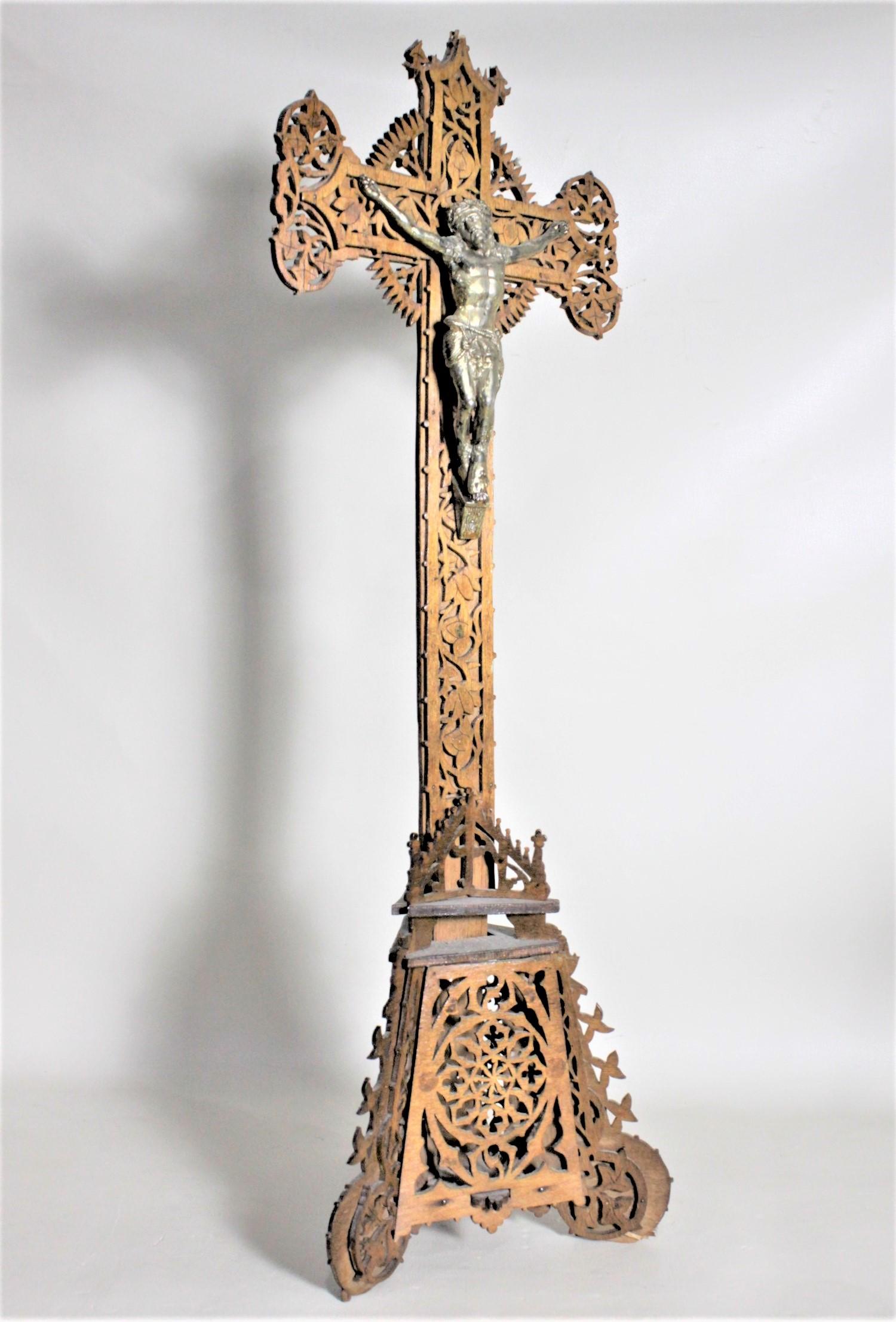 Antike große Volkskunst Handcrafted hölzerne Laubsägearbeiten Kruzifix oder Kreuz und Stand (Österreichisch) im Angebot