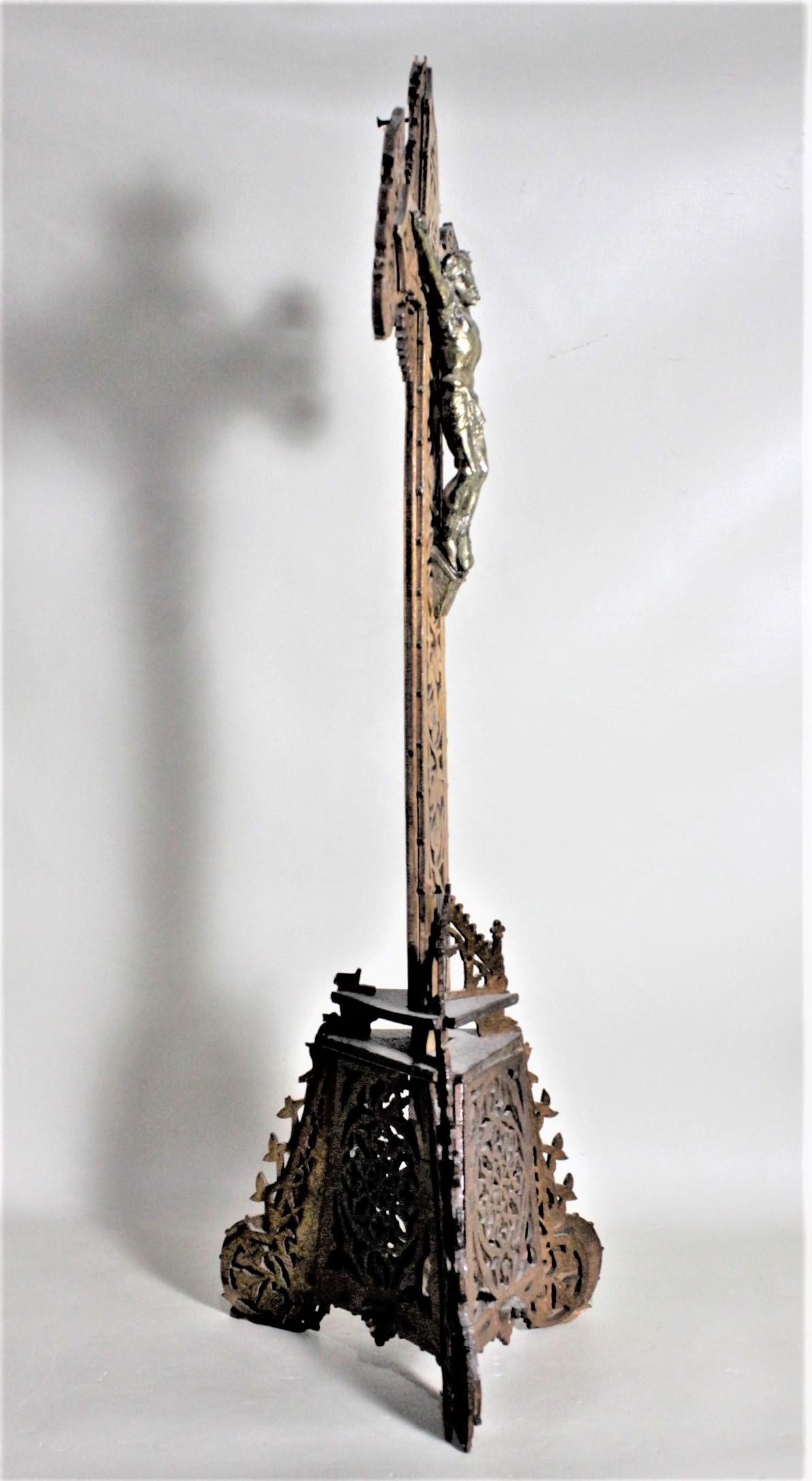 Antike große Volkskunst Handcrafted hölzerne Laubsägearbeiten Kruzifix oder Kreuz und Stand (Handgefertigt) im Angebot