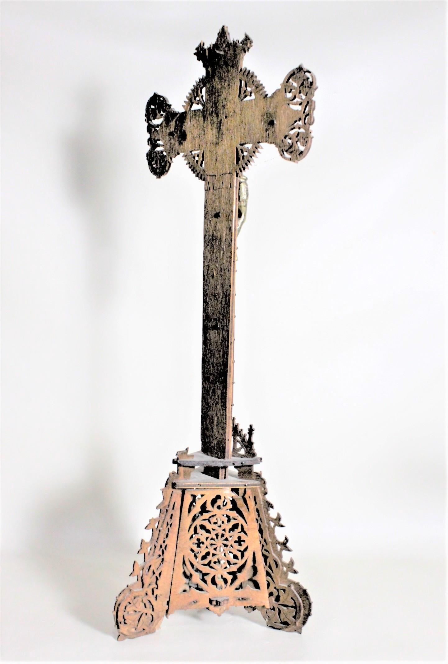Antike große Volkskunst Handcrafted hölzerne Laubsägearbeiten Kruzifix oder Kreuz und Stand im Zustand „Gut“ im Angebot in Hamilton, Ontario