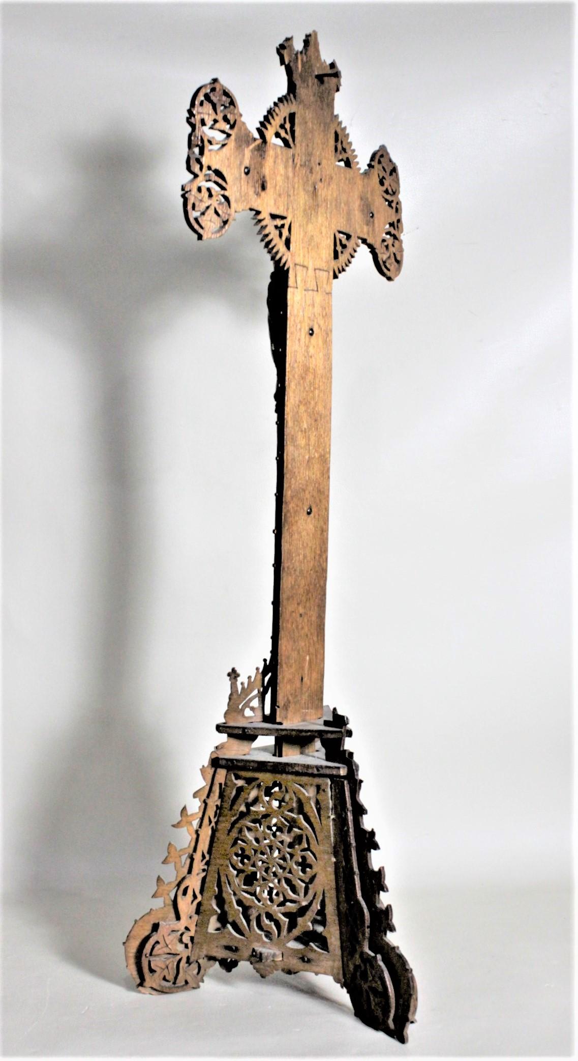 Antike große Volkskunst Handcrafted hölzerne Laubsägearbeiten Kruzifix oder Kreuz und Stand (Weichholz) im Angebot