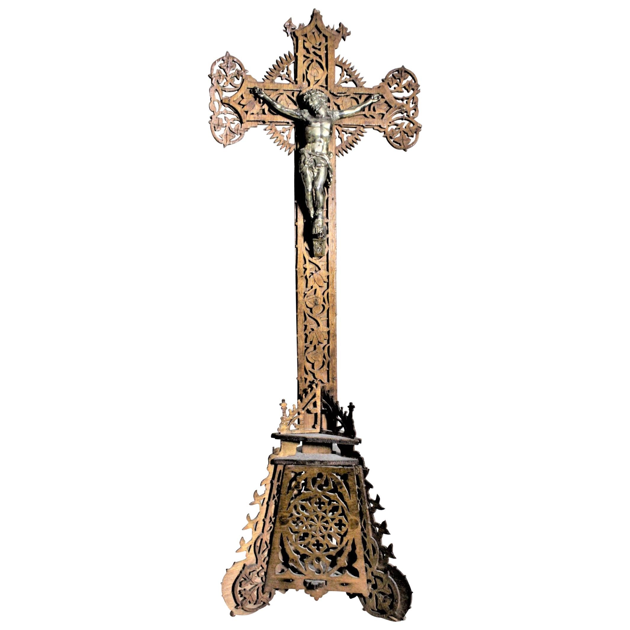 Antique Grand crucifix ou croix en bois ajouré fait à la main par l'art populaire et son Stand