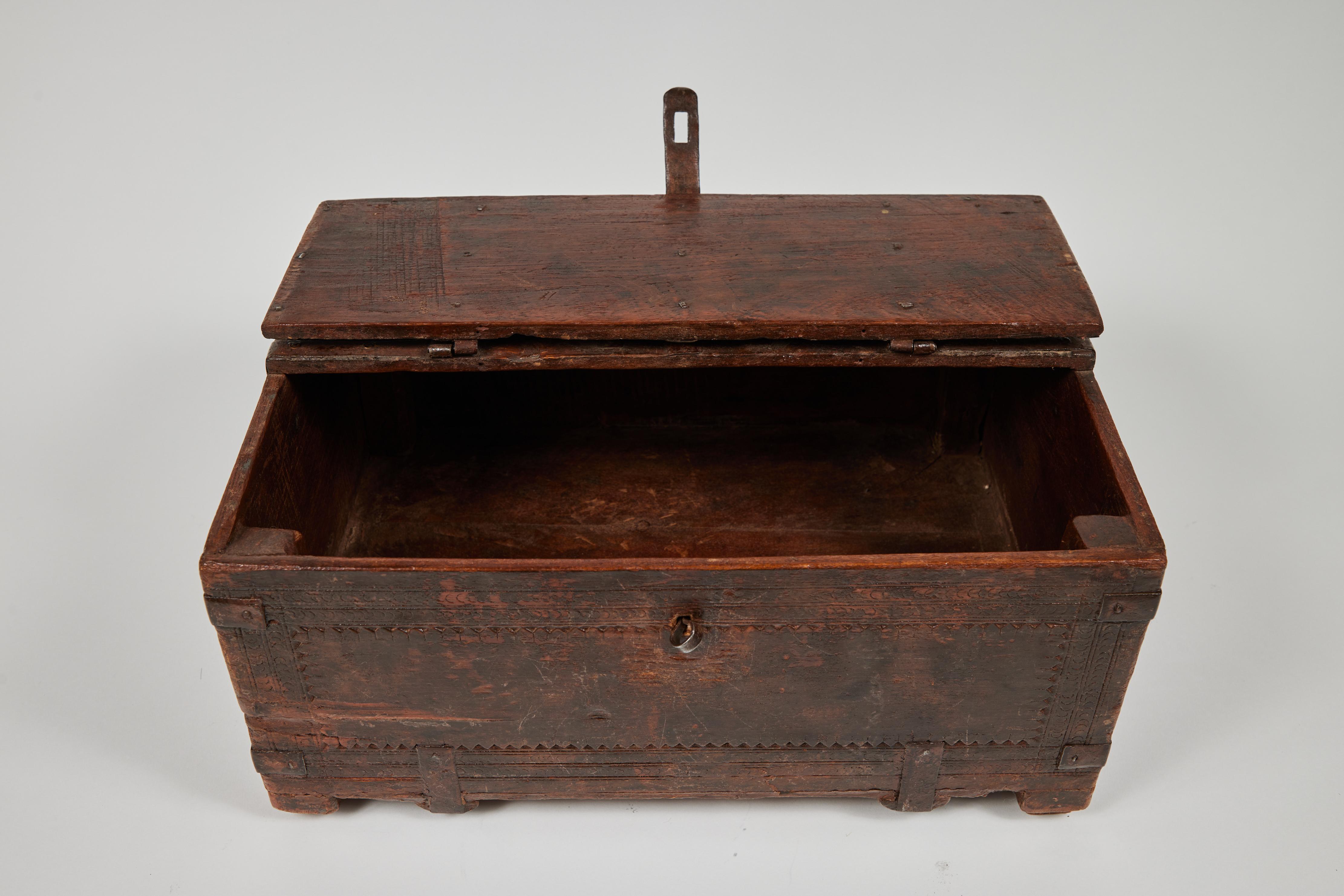 Antique Large Footed Wood Keepsake Box In Good Condition In Pasadena, CA