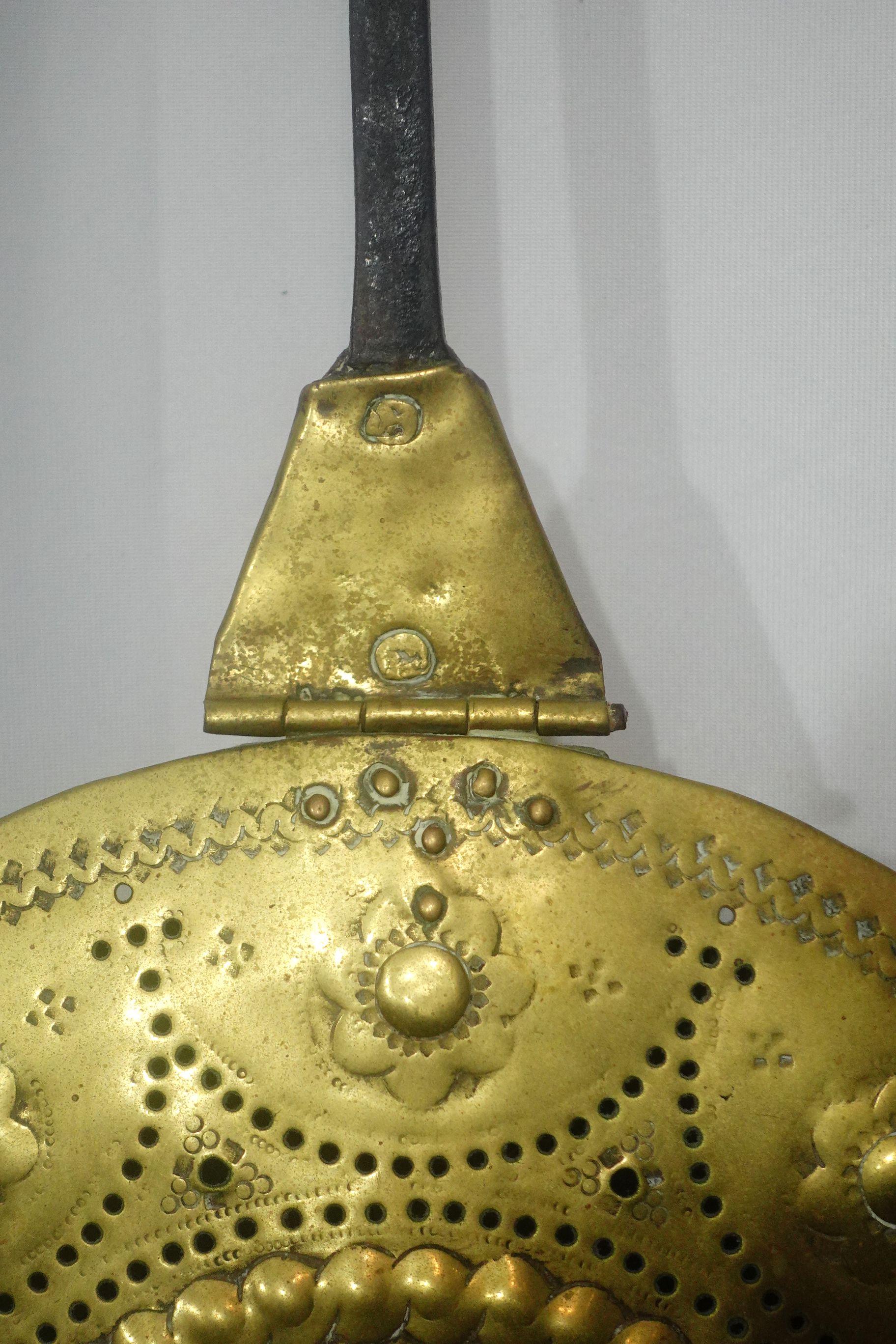 Antique Large French Brass Bedwarmer with Iron Handle 18th Century, BW1 In Good Condition For Sale In Norton, MA