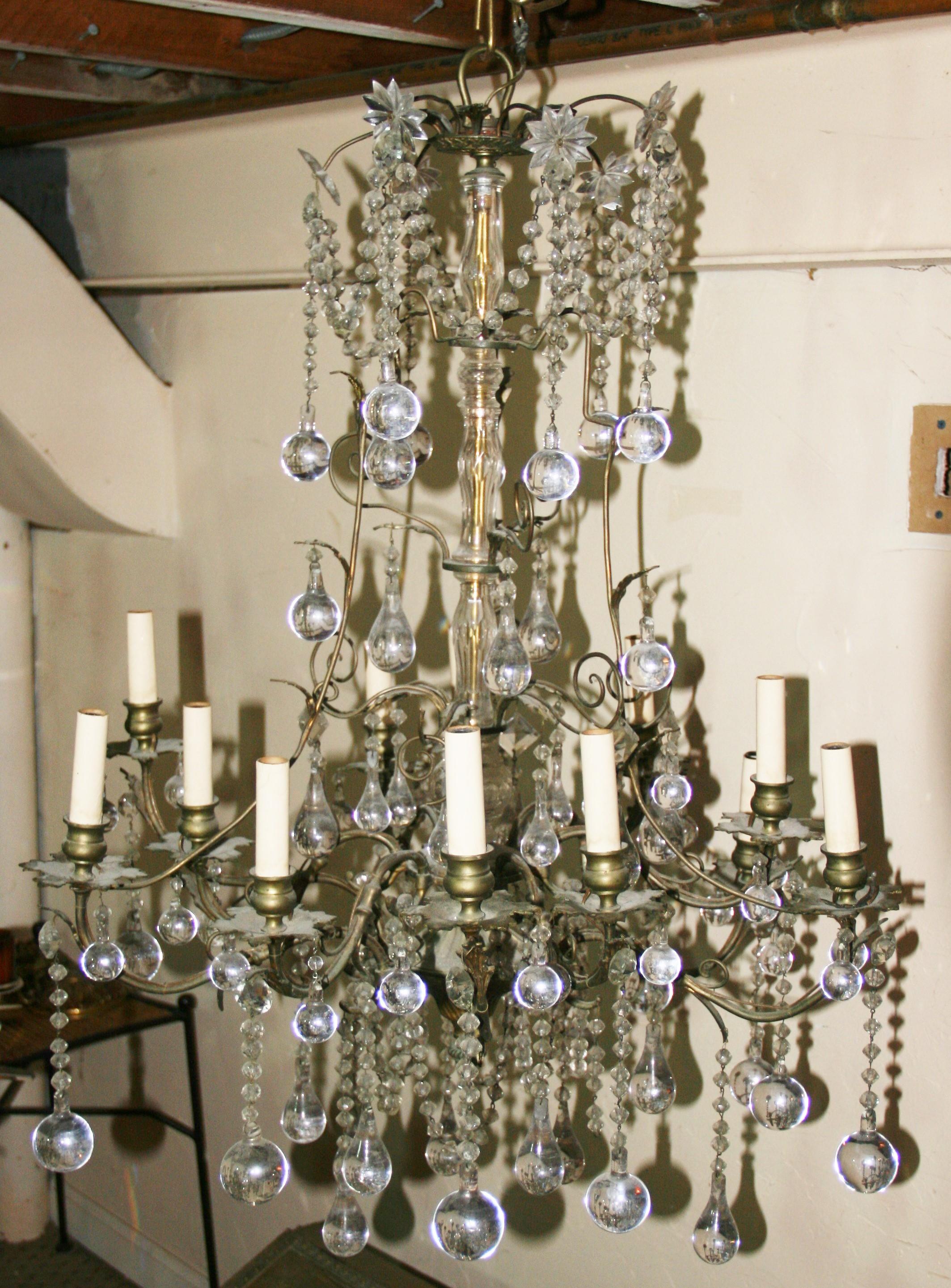 1844Lustre français ancien à 10 lumières, drapé de fils de cristal hexagonaux avec des étoiles et du cristal en forme de larme.