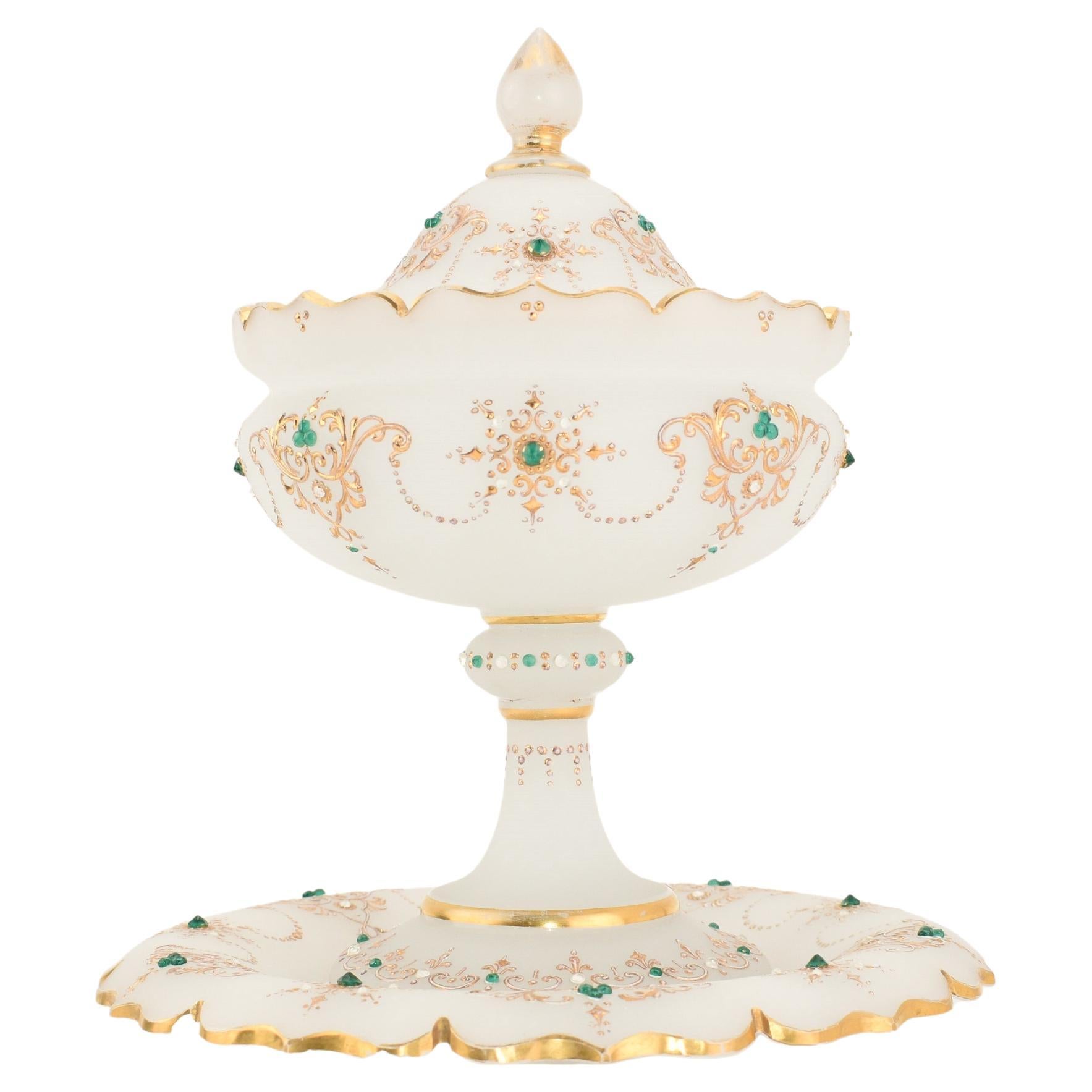 Questo eccezionale e raro set di ciotole da centrotavola francese, completo di coperchio e piatto coordinato, è uno squisito esempio del miglior artigianato francese del XIX secolo. Realizzato in vetro opalino bianco latte, il set è una