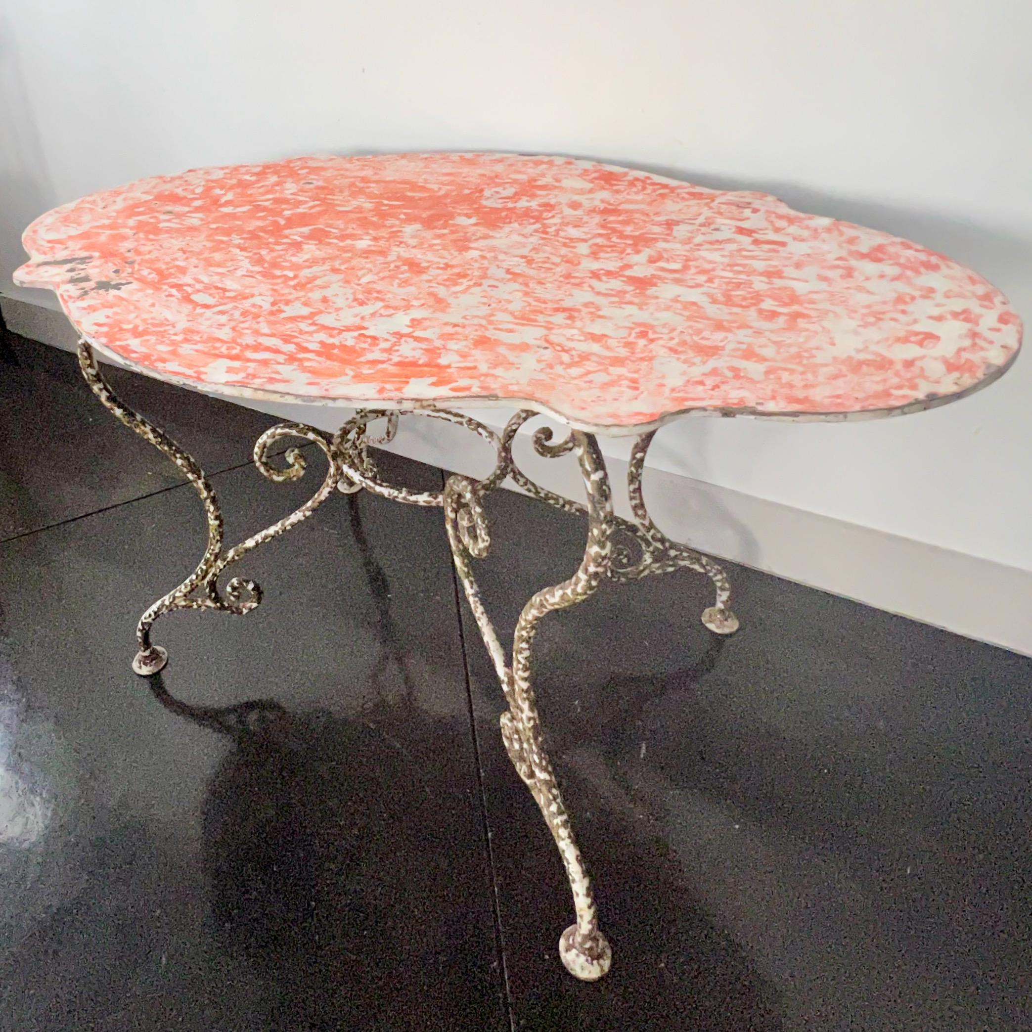 Antiker großer französischer Gartentisch aus Eisen mit geformter Platte (Handgefertigt) im Angebot