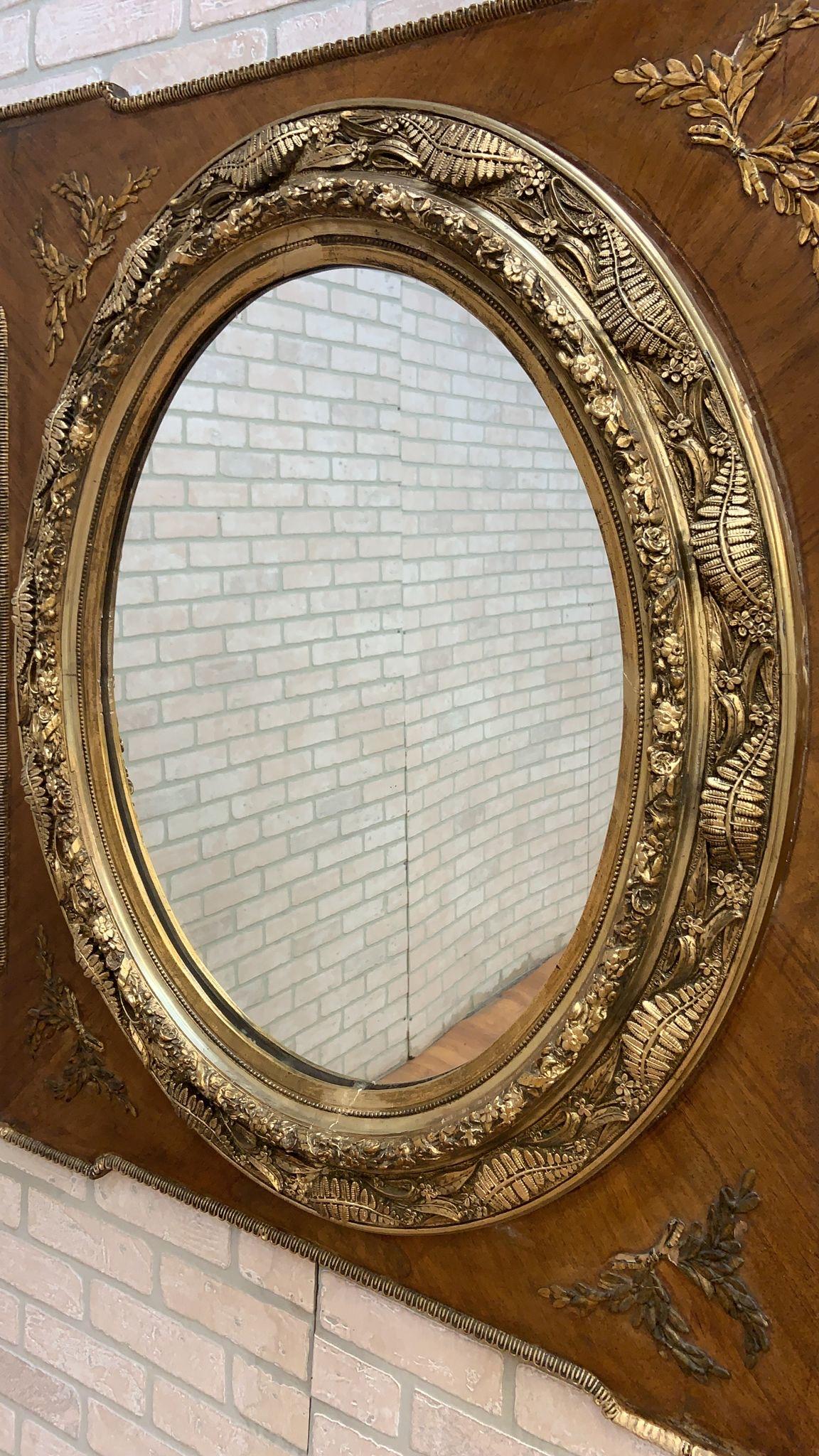 Antique Large French Napoleon III Caved Gold Gilded Wood Medallion Wall Mirror In Good Condition For Sale In Chicago, IL