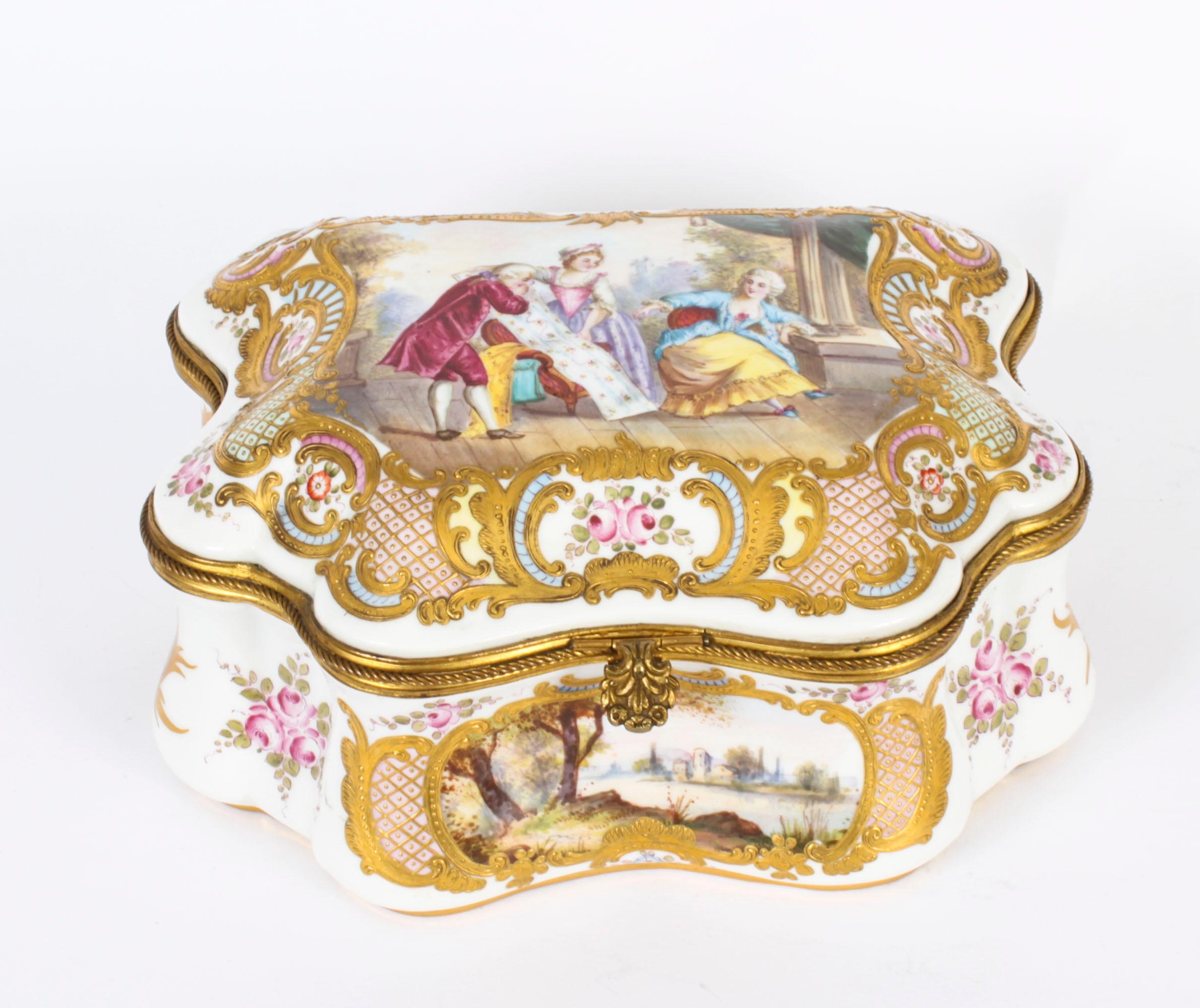 Dies ist ein fabelhaftes, größer als üblich, antike Französisch Sèvres Porzellan Ormolu montiert  Schatulle, ca. 1860 datiert.

Der geformte Scharnierdeckel ist mit einem handgemalten Liebespaar in einer reich vergoldeten Umrandung verziert, die