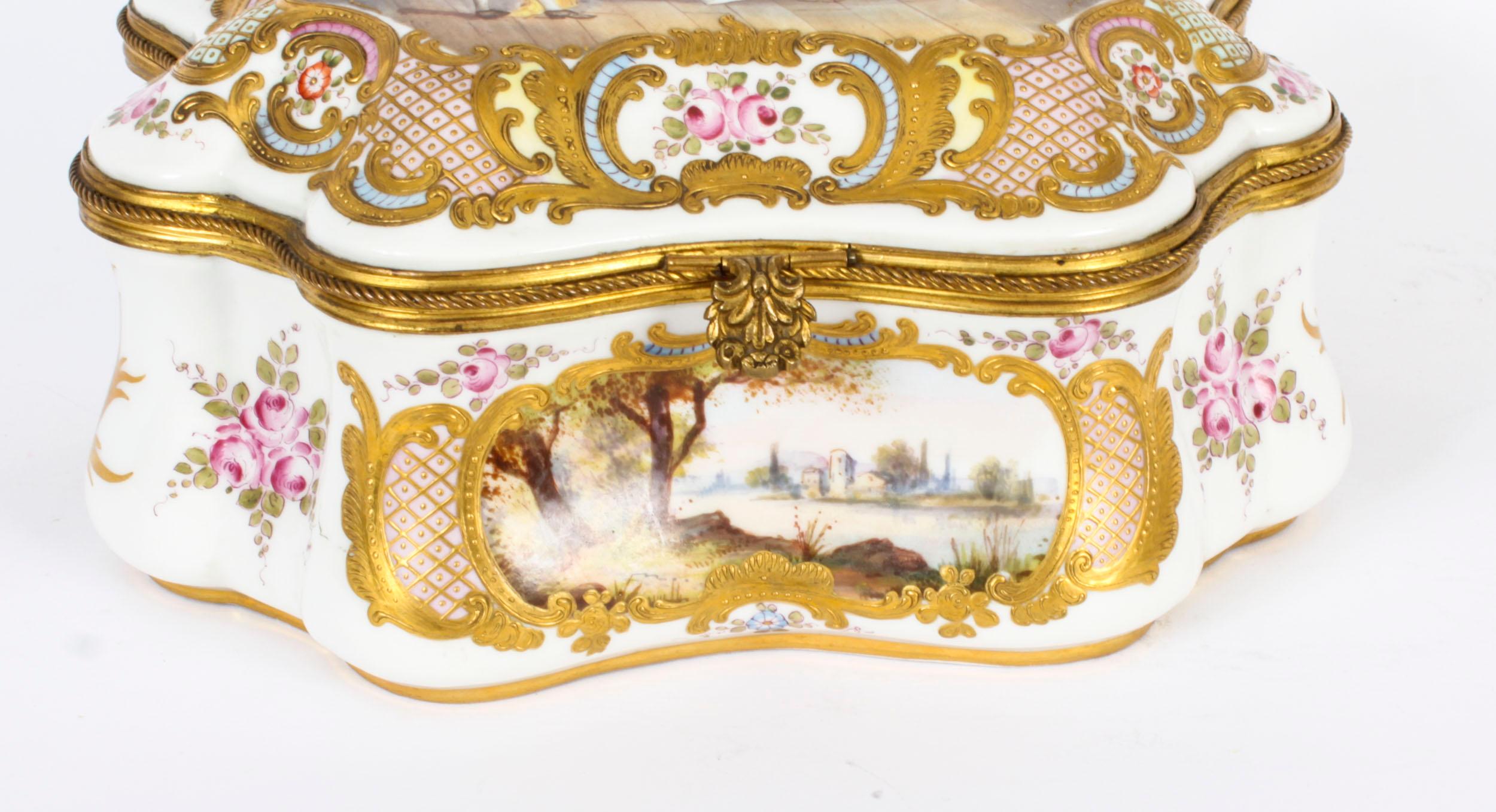 Antike große französische Sevres-Porzellankiste aus dem 19. Jahrhundert (Mittleres 19. Jahrhundert) im Angebot