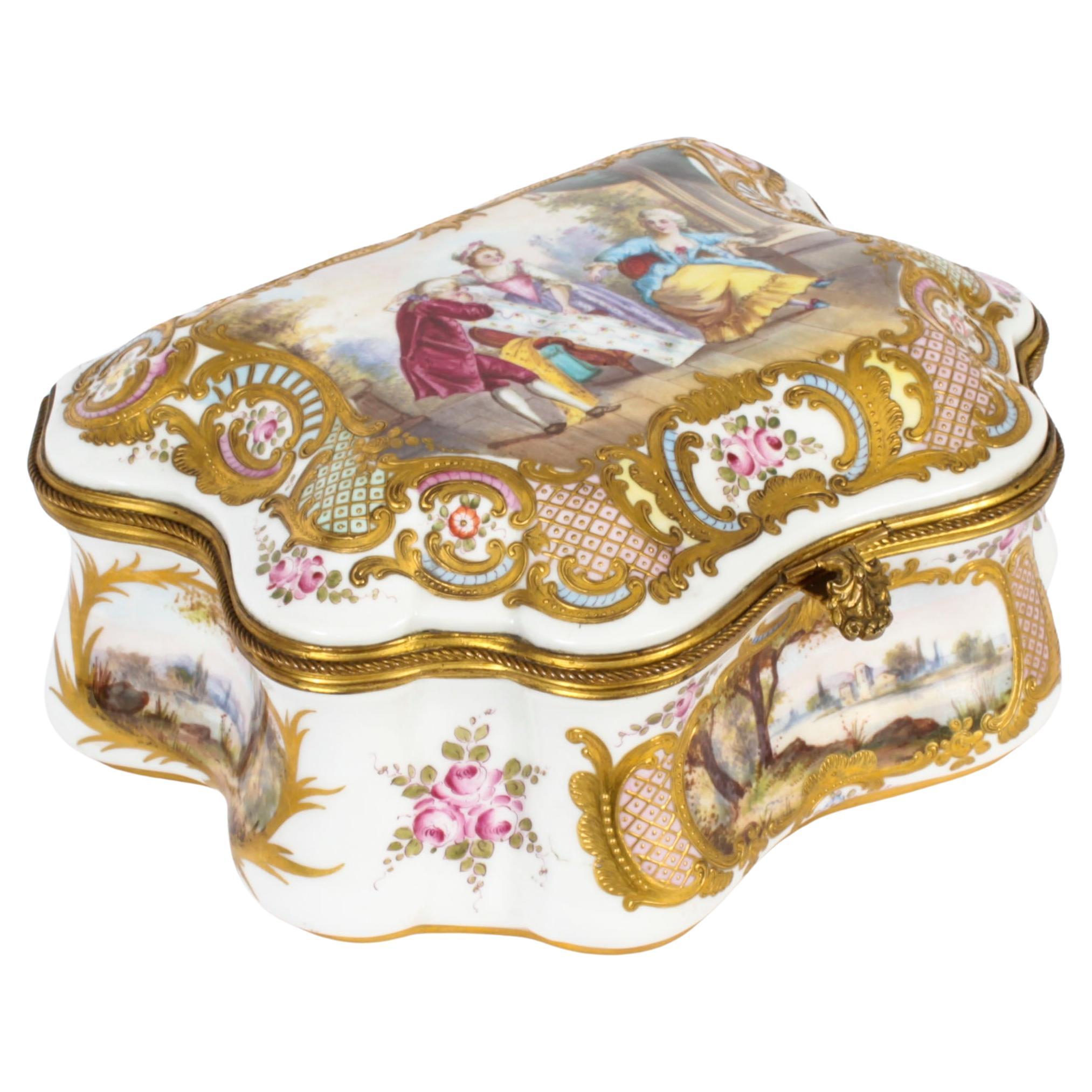 Antike große französische Sevres-Porzellankiste aus dem 19. Jahrhundert im Angebot