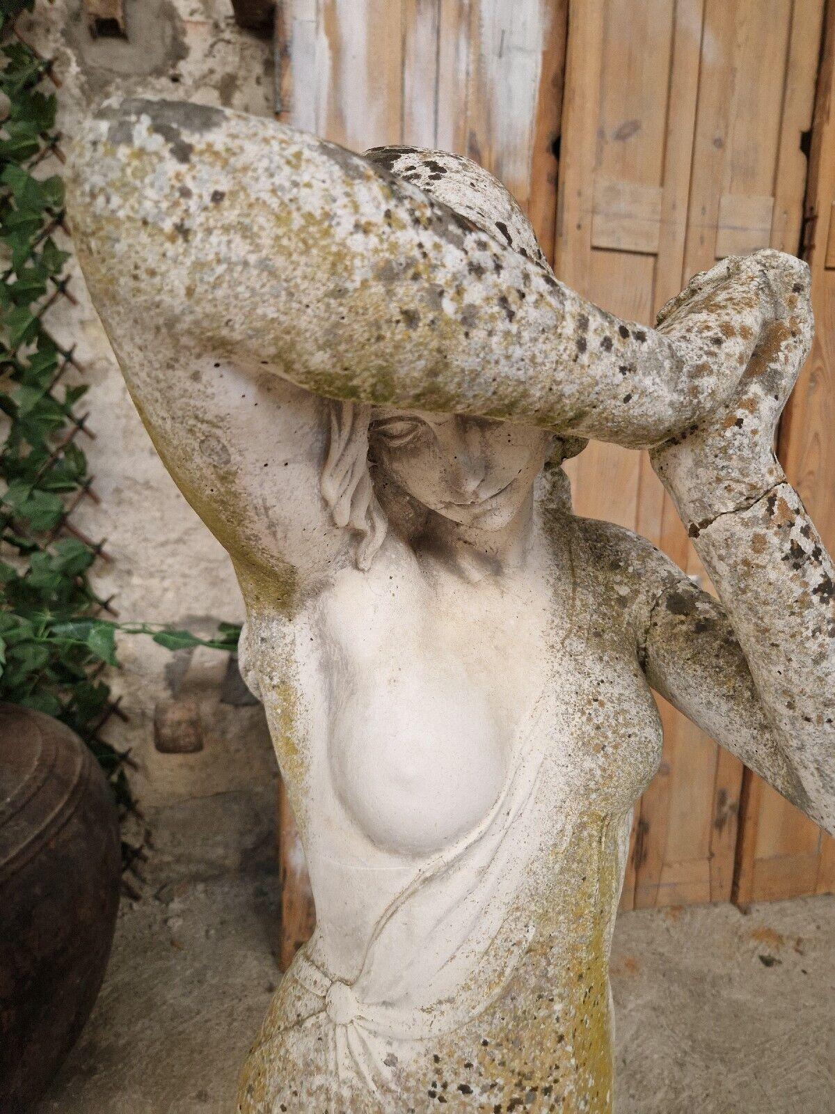 Antike weibliche Statue, die aus einem Schloss in Südfrankreich stammt.

Große dekorative Stück mit schönen Patina.

2 Reparaturen an einem Arm im verwitterten Steinverbund.

Abmessungen
125cm hoch

Dies ist ein schwerer Gegenstand.

Auflistung