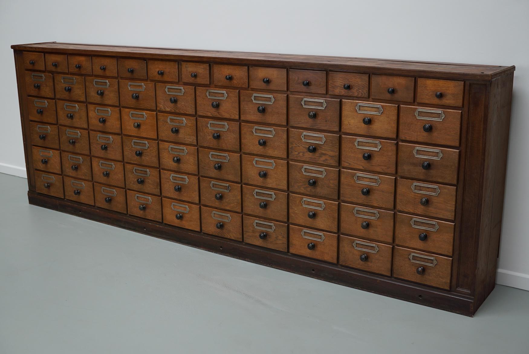 Antico grande gabinetto da farmacia tedesco in Oak, 1920/1930 In condizioni buone in vendita a Nijmegen, NL