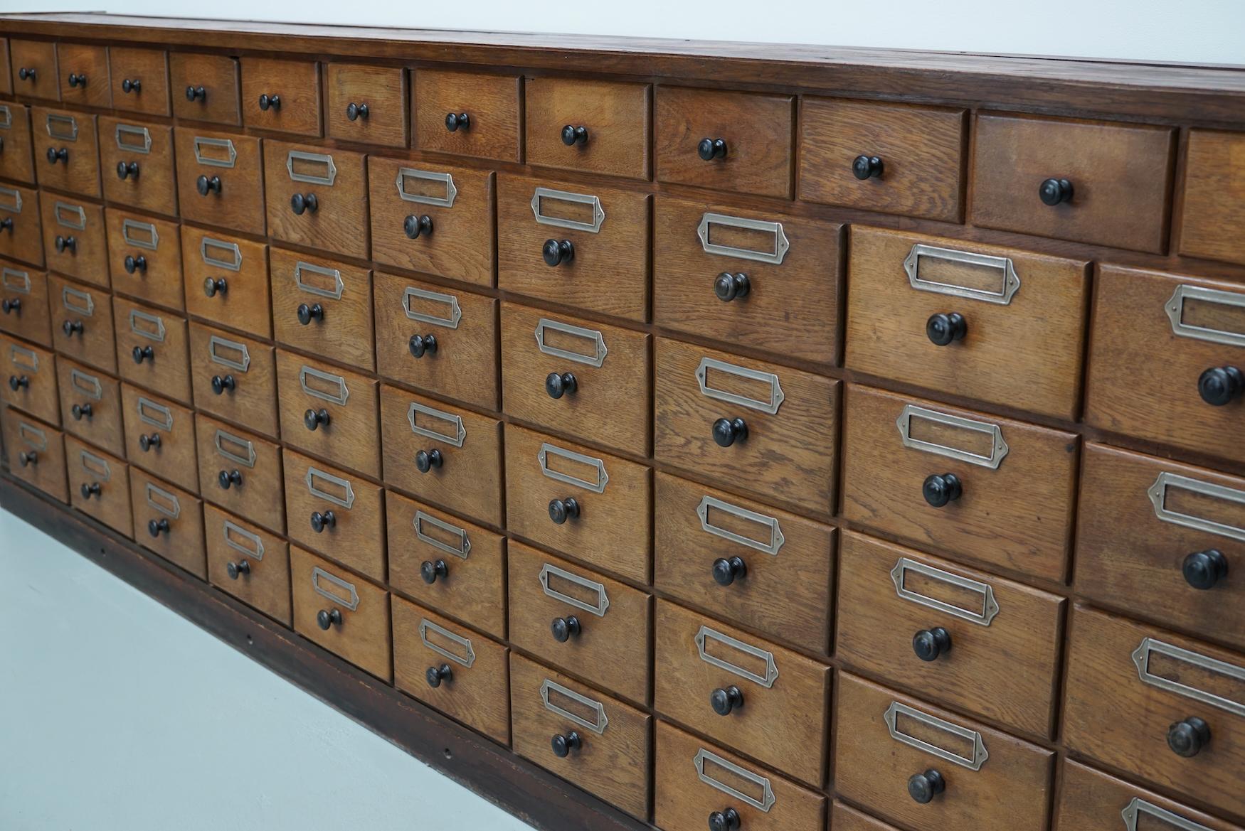Inizio XX secolo Antico grande gabinetto da farmacia tedesco in Oak, 1920/1930 in vendita