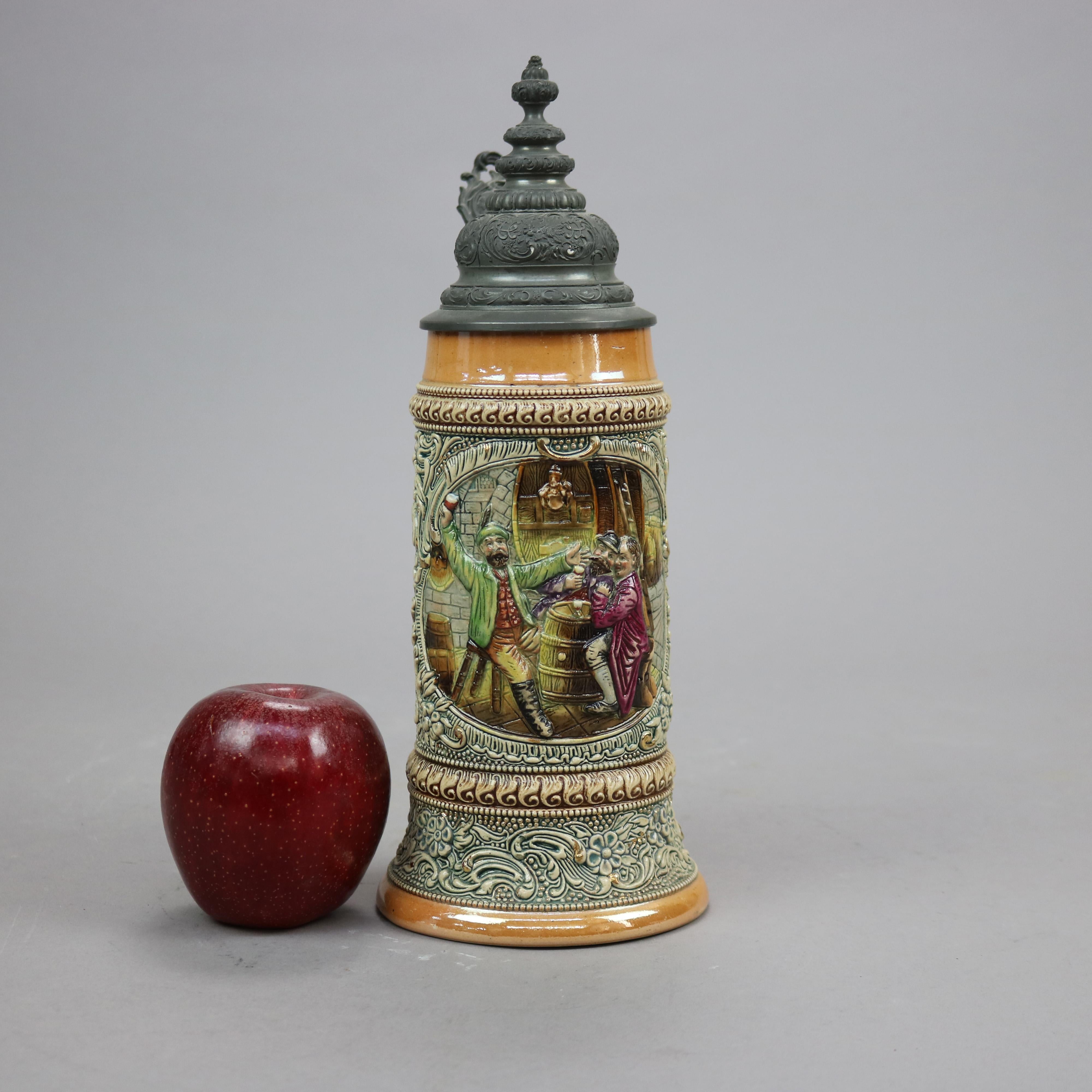 Ancienne et grande chope à bière allemande en grès avec réserve présentant une scène de taverne de genre avec des personnages en relief, couvercle en étain à charnière et estampillée comme sur la photo, vers 1900.

Mesures : 11,25''H x 4,25''L x