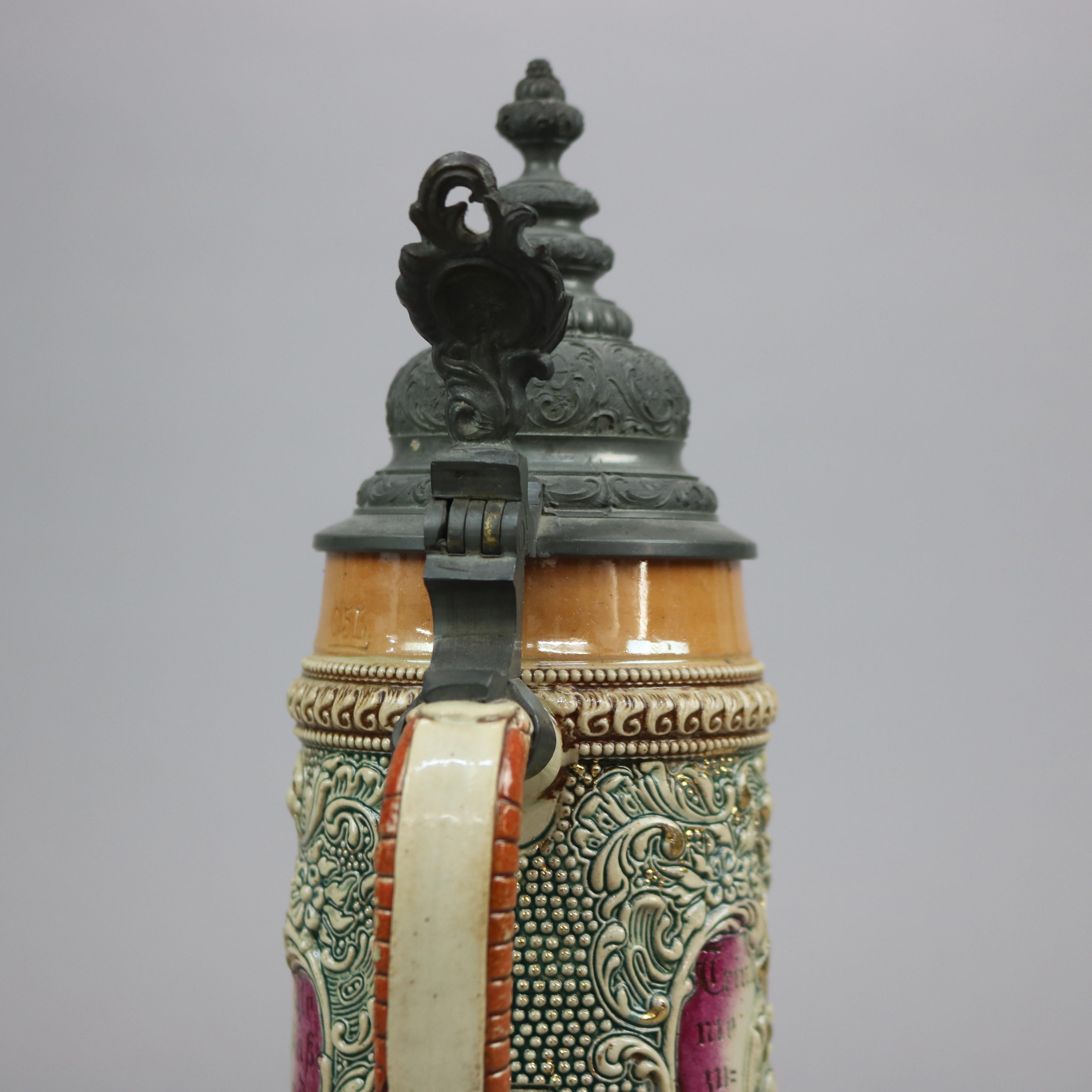Poteries Grande pierre précieuse allemande ancienne Beer Stein, scène de taverne de genre en relief, vers 1900 en vente