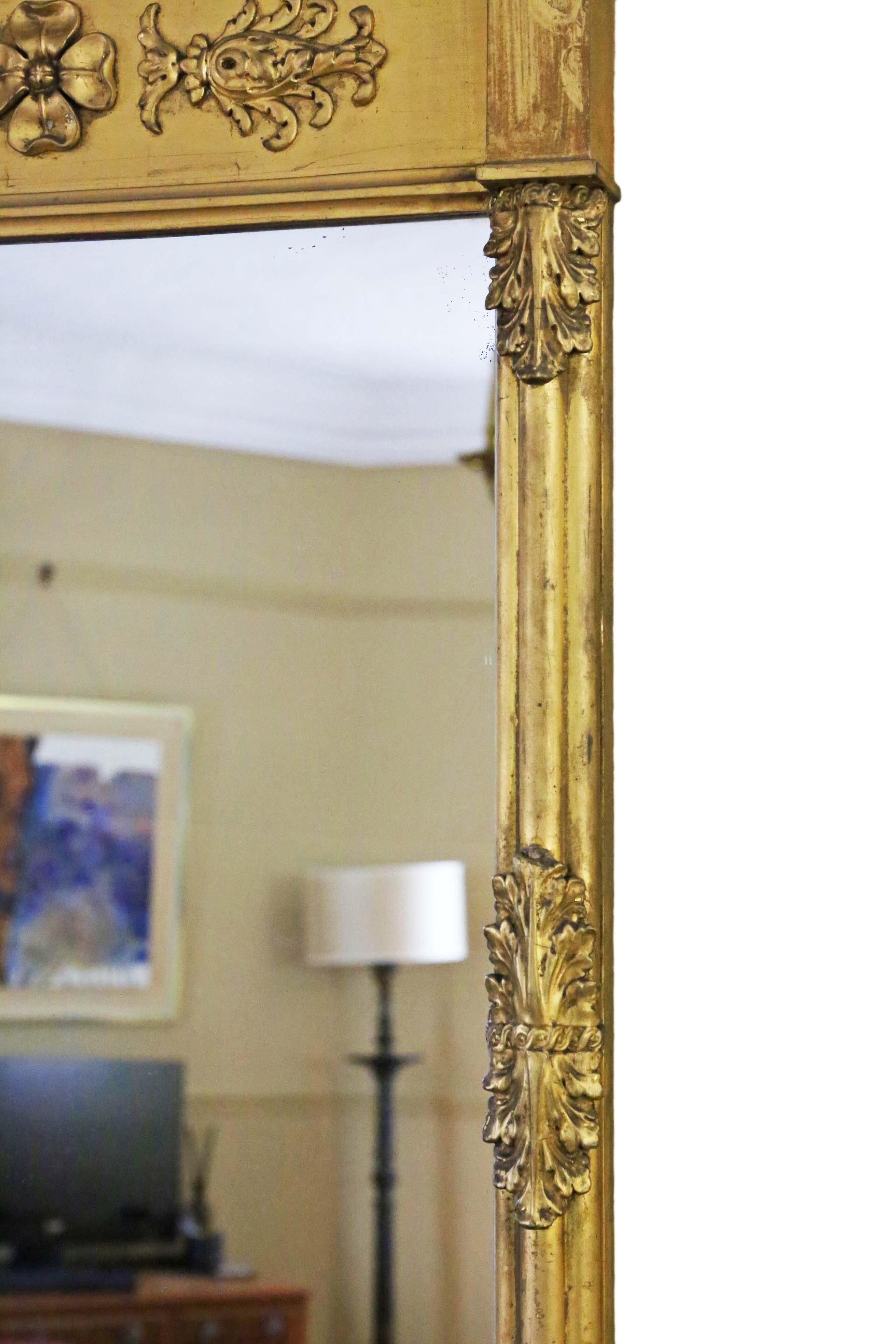 XIXe siècle Grand miroir mural ancien doré du 19ème siècle avec pilier en vente