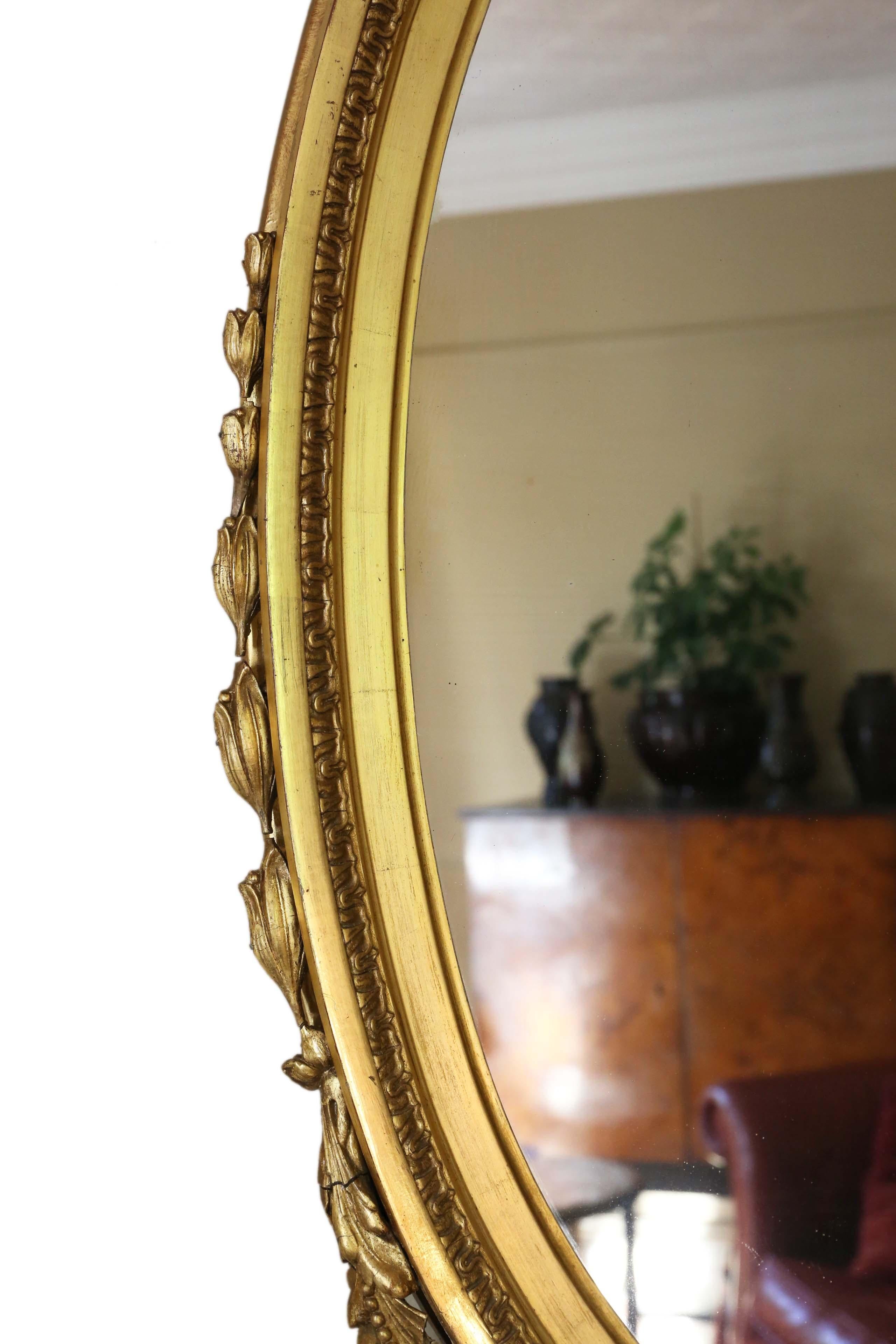 Bois doré Grand miroir mural ovale doré d'antiquités, vers 1900 en vente