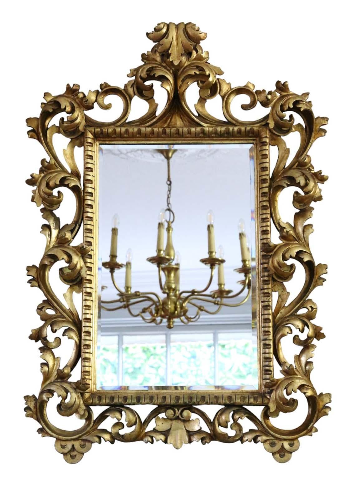 Miroir mural ancien en bois doré du XIXe siècle, d'une grande qualité d'exécution.

Ce miroir enchante par son design Florentine saisissant, ajoutant du caractère à tout espace approprié. Le cadre est robuste, sans joints lâches ni vers de bois.

Le