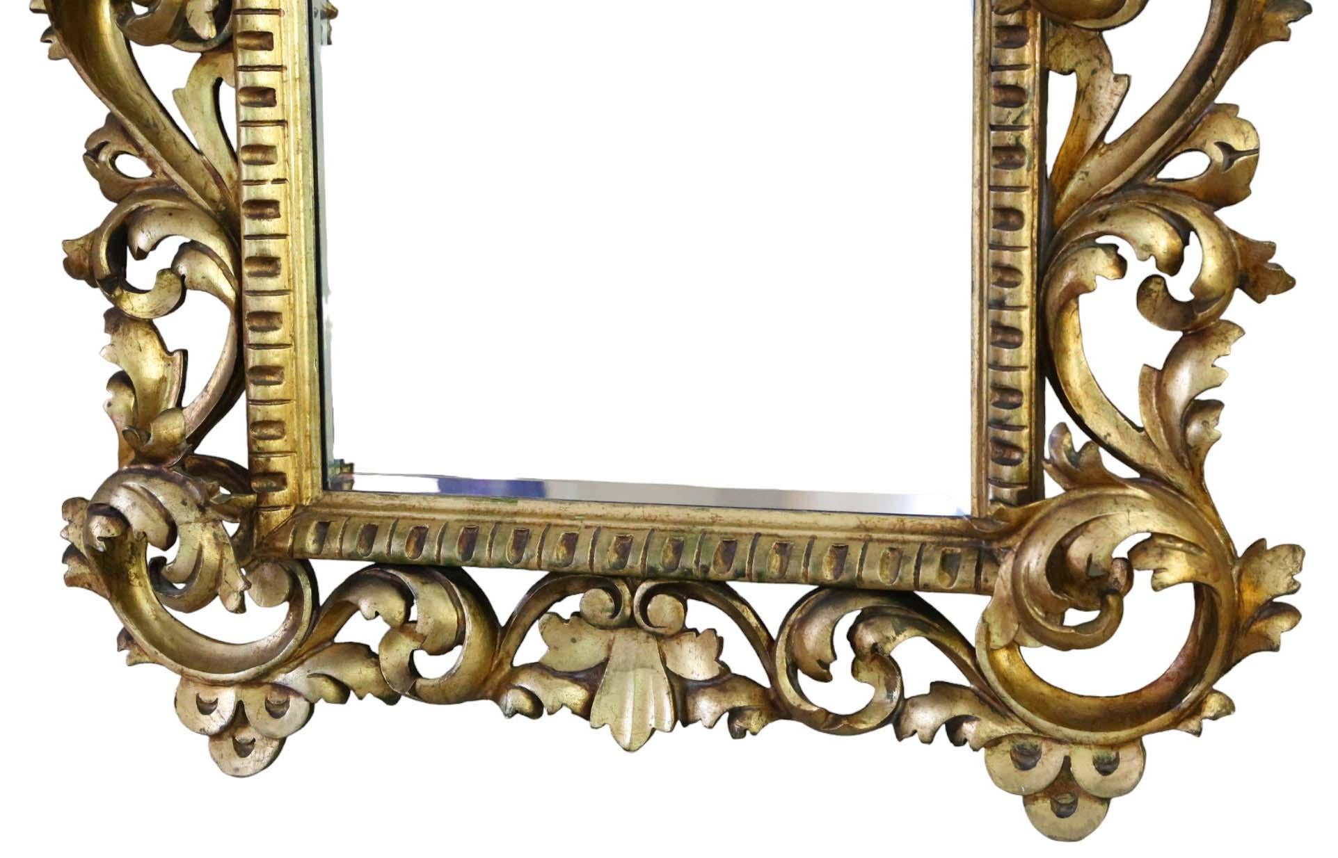 XIXe siècle Antique grand miroir mural doré de style Florentine du 19ème siècle. en vente