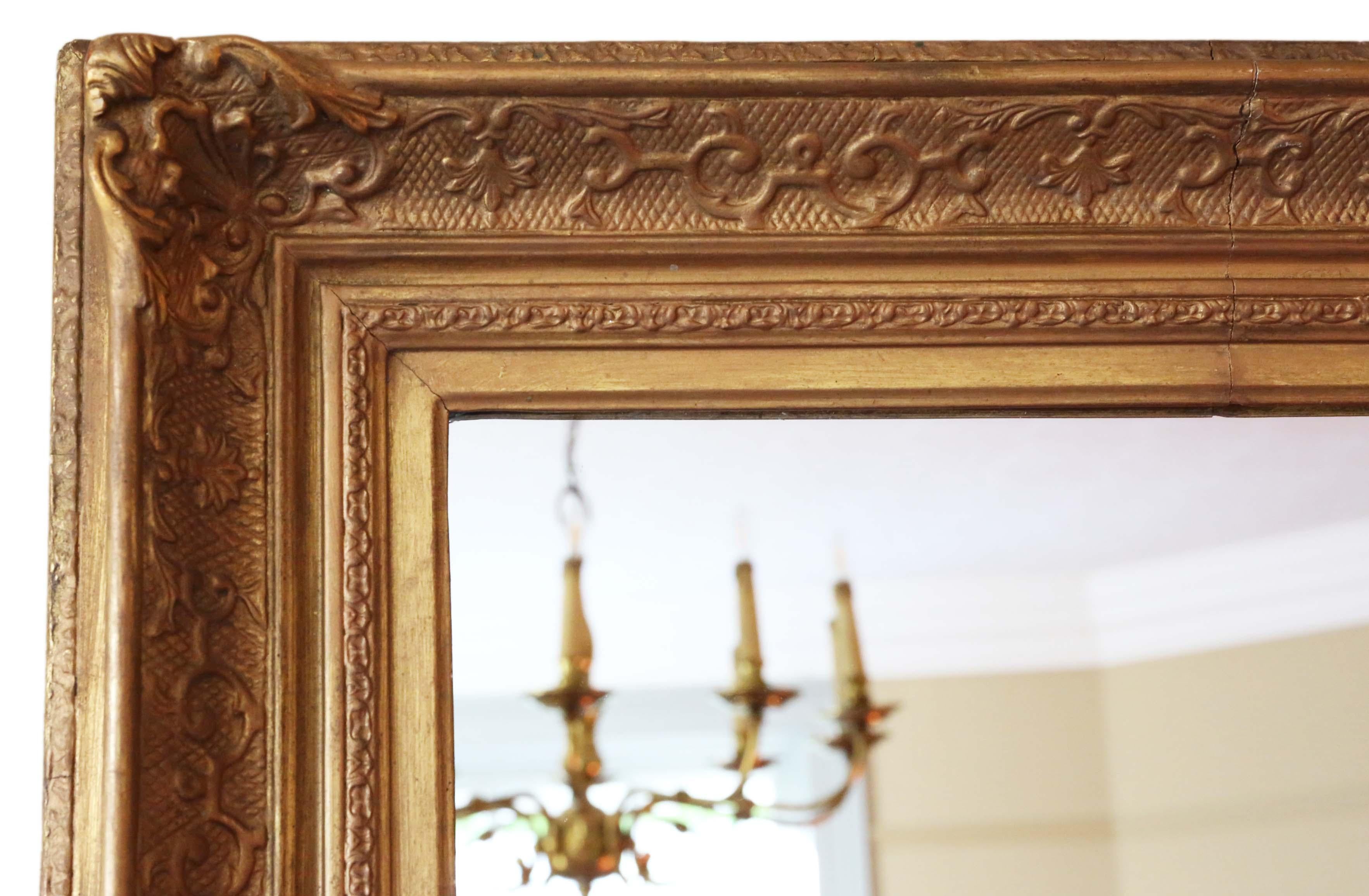 Antico specchio da tavolo o da parete dorato di grande qualità del XIX secolo. Un look fantastico.
Uno specchio affascinante, pieno di età e di carattere. Bella cornice con alcune perdite, ritocchi, rifiniture e riparazioni nel corso degli anni.