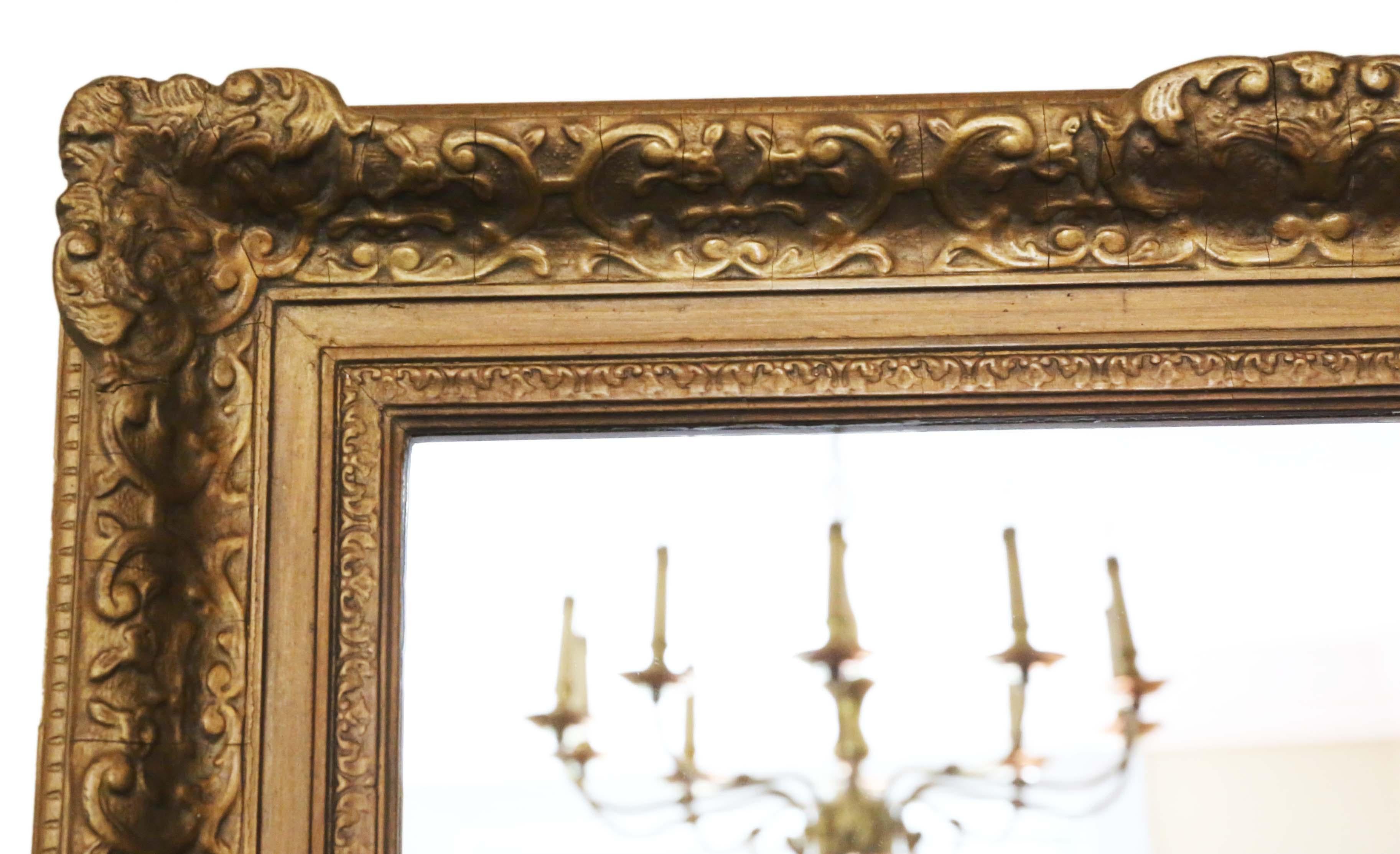 Grand miroir antique de qualité du 19e siècle, doré, en forme de manteau ou de miroir mural. Un bon look.
Un miroir charmant, qui est plein d'âge et de caractère. Joli cadre avec quelques pertes, retouches et réparations au fil des ans. Pas de