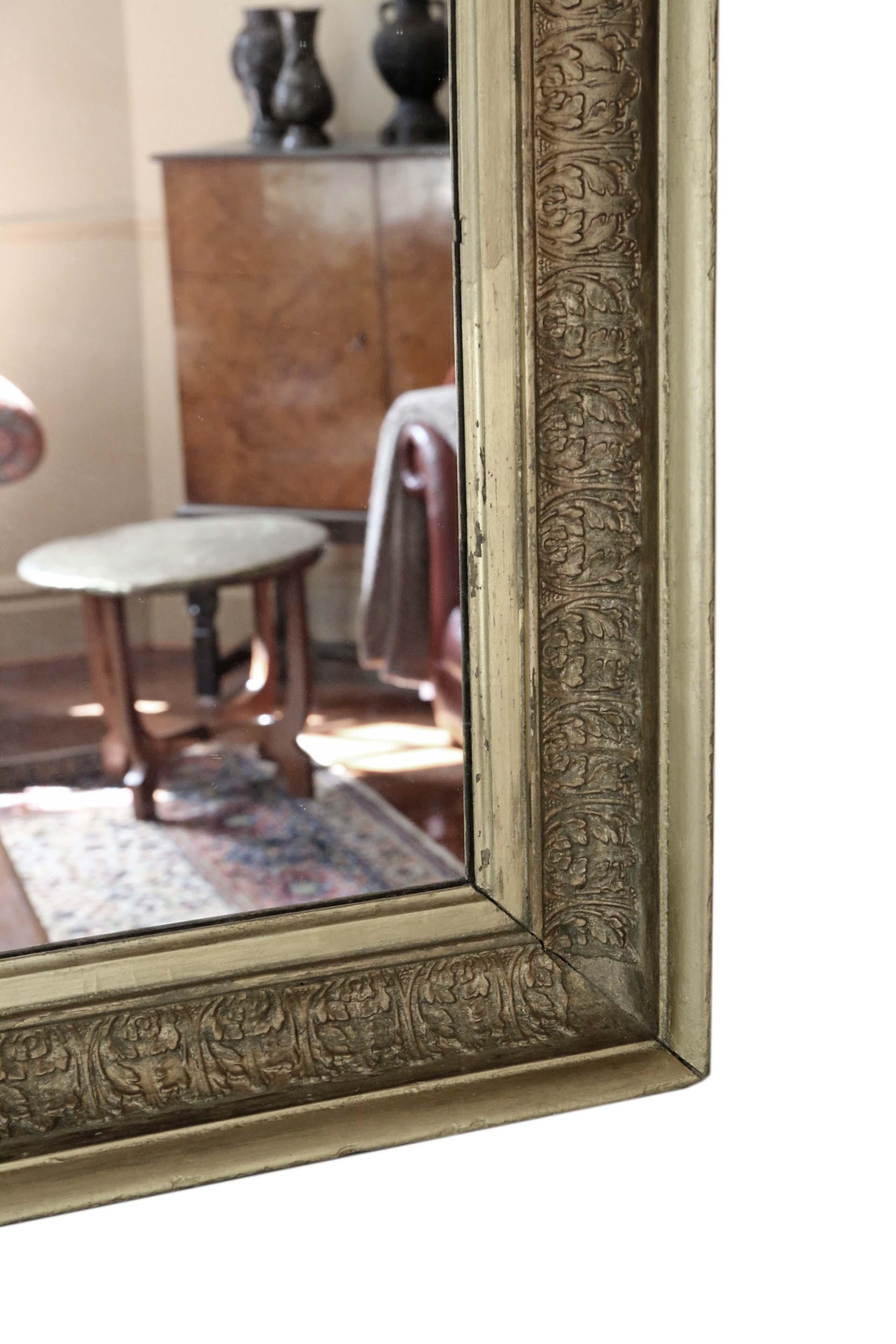 Bois doré Grand miroir mural doré ancien surmonté d'un manteau, milieu du 19e siècle en vente