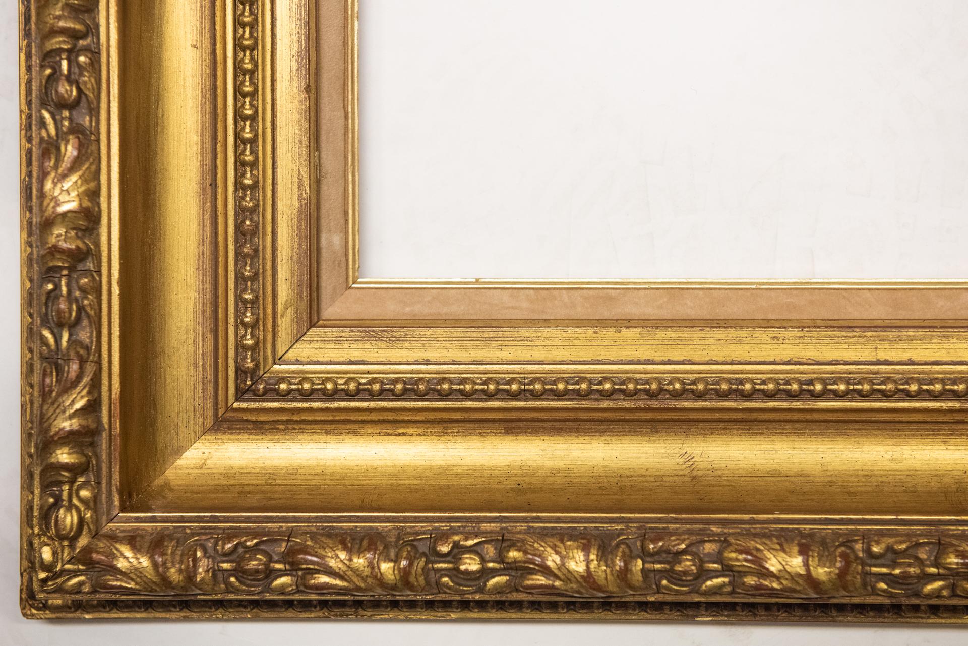 Français Grand cadre en bois doré ancien, également pour miroir en vente