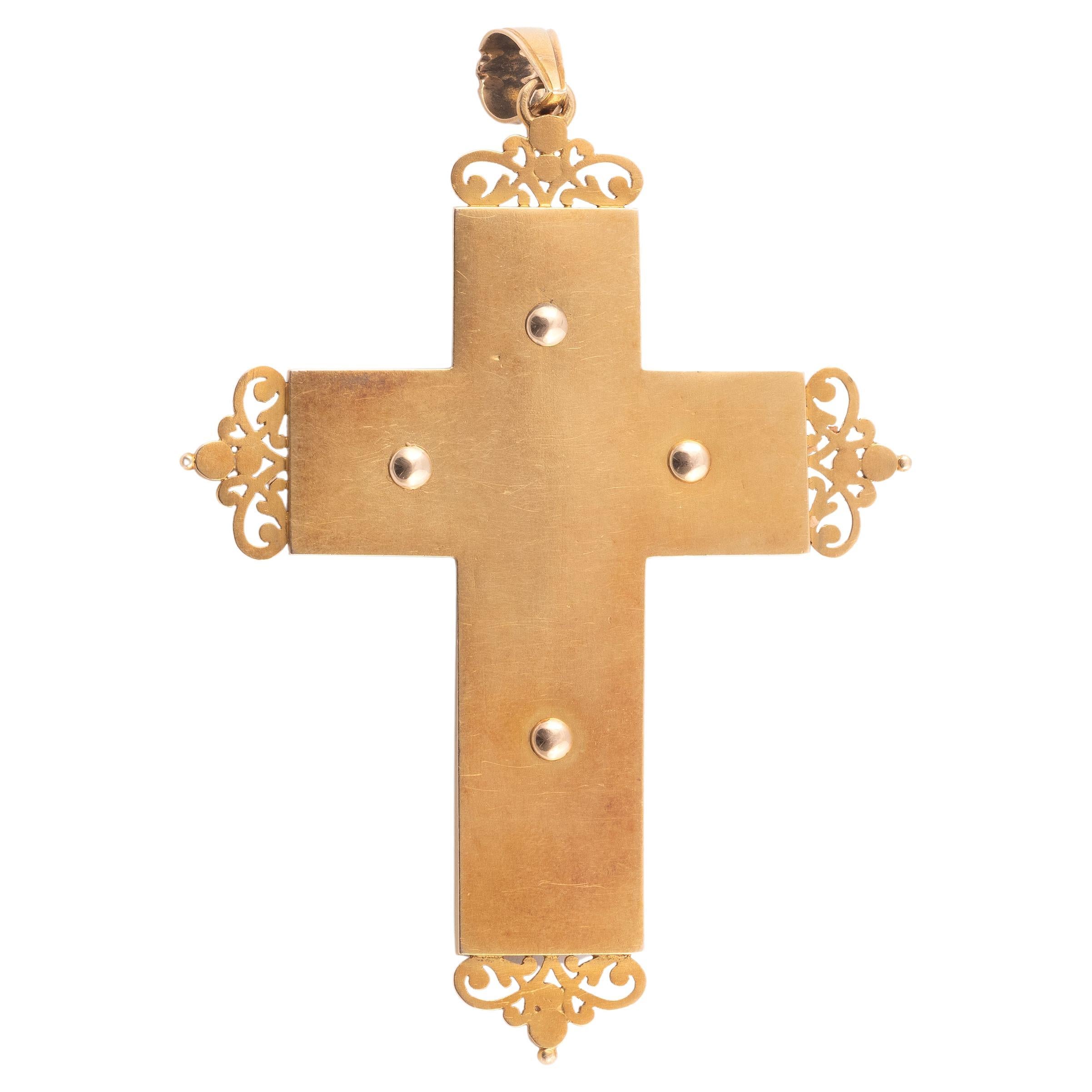 Bedeutender Kreuzanhänger aus 18-karätigem Gelbgold mit einer Onyxplatte, die von einer reichhaltigen, mit Perlen und Diamanten im Rosenschliff besetzten Verzierung gekrönt wird. Die Enden der einzelnen Zweige sind mit durchbrochenen