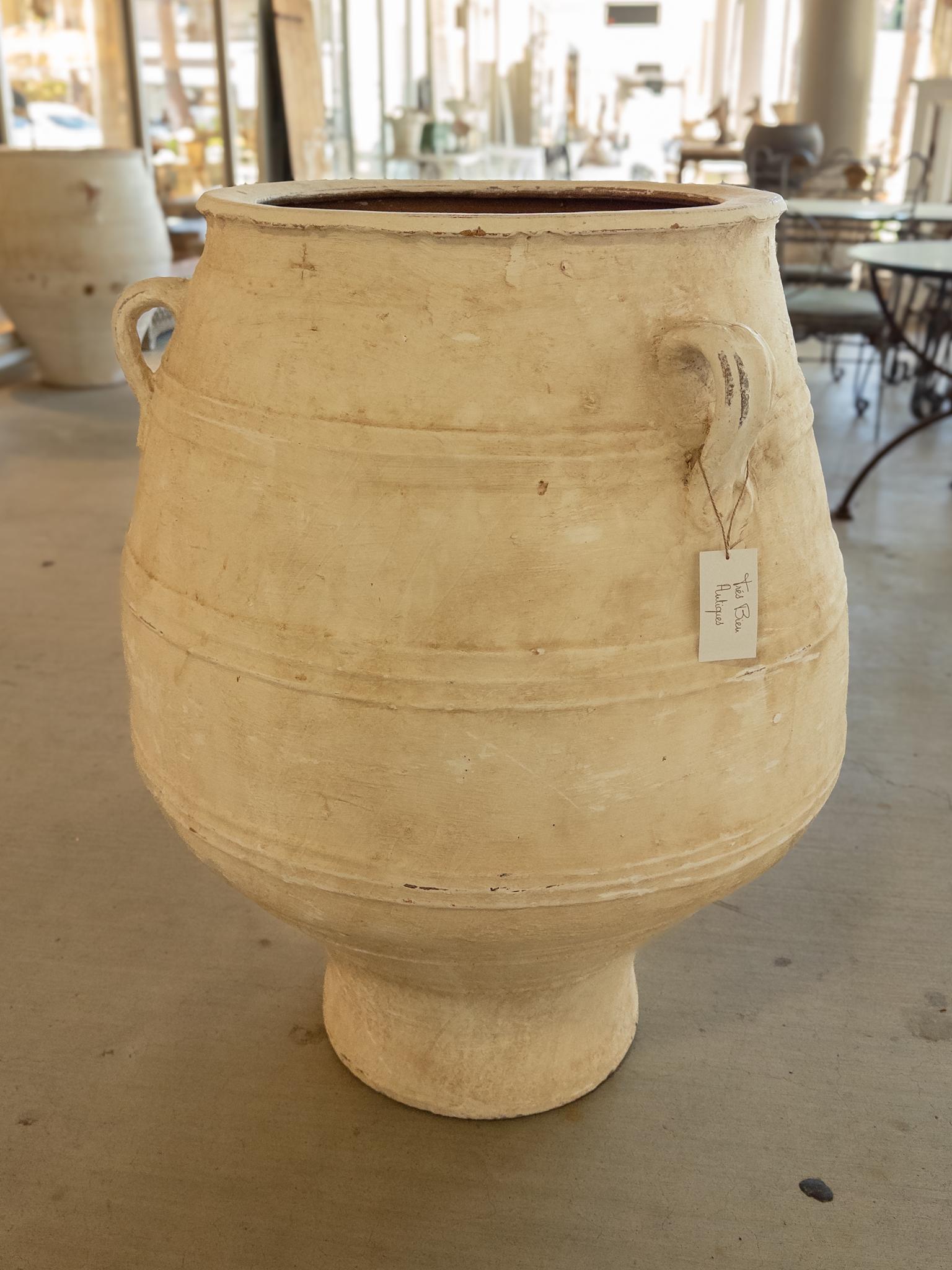 Le grand pot grec antique en terre cuite est un exemple frappant de l'artisanat ancien, conçu à des fins à la fois fonctionnelles et décoratives. Cette imposante jardinière, caractérisée par sa taille considérable, rappelle les amphores grecques