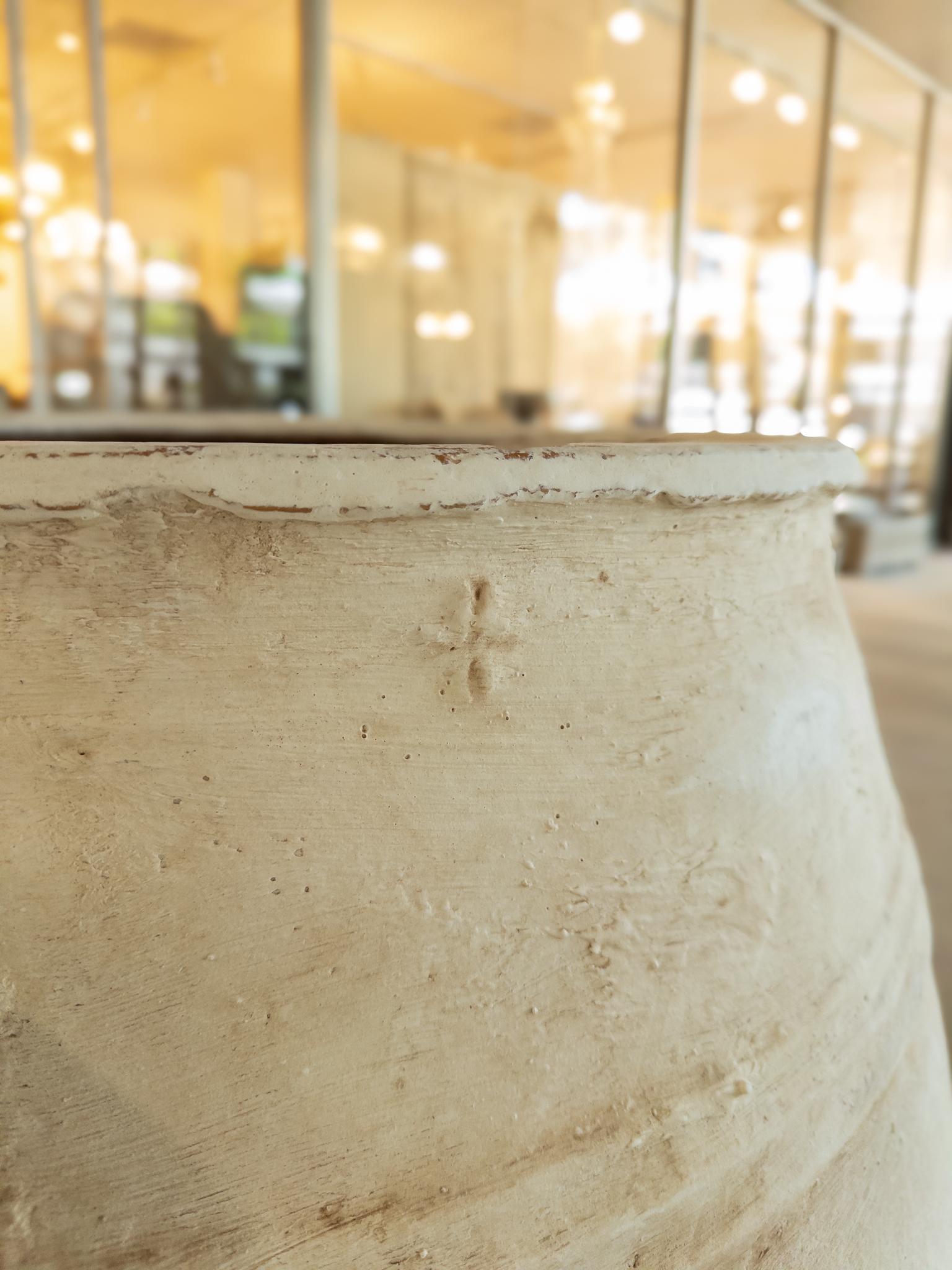 La Gran Olla Griega Antigua de Terracota es un sorprendente ejemplo de artesanía antigua, diseñada para servir tanto a fines funcionales como decorativos. Esta imponente maceta, caracterizada por su considerable tamaño, recuerda a las ánforas