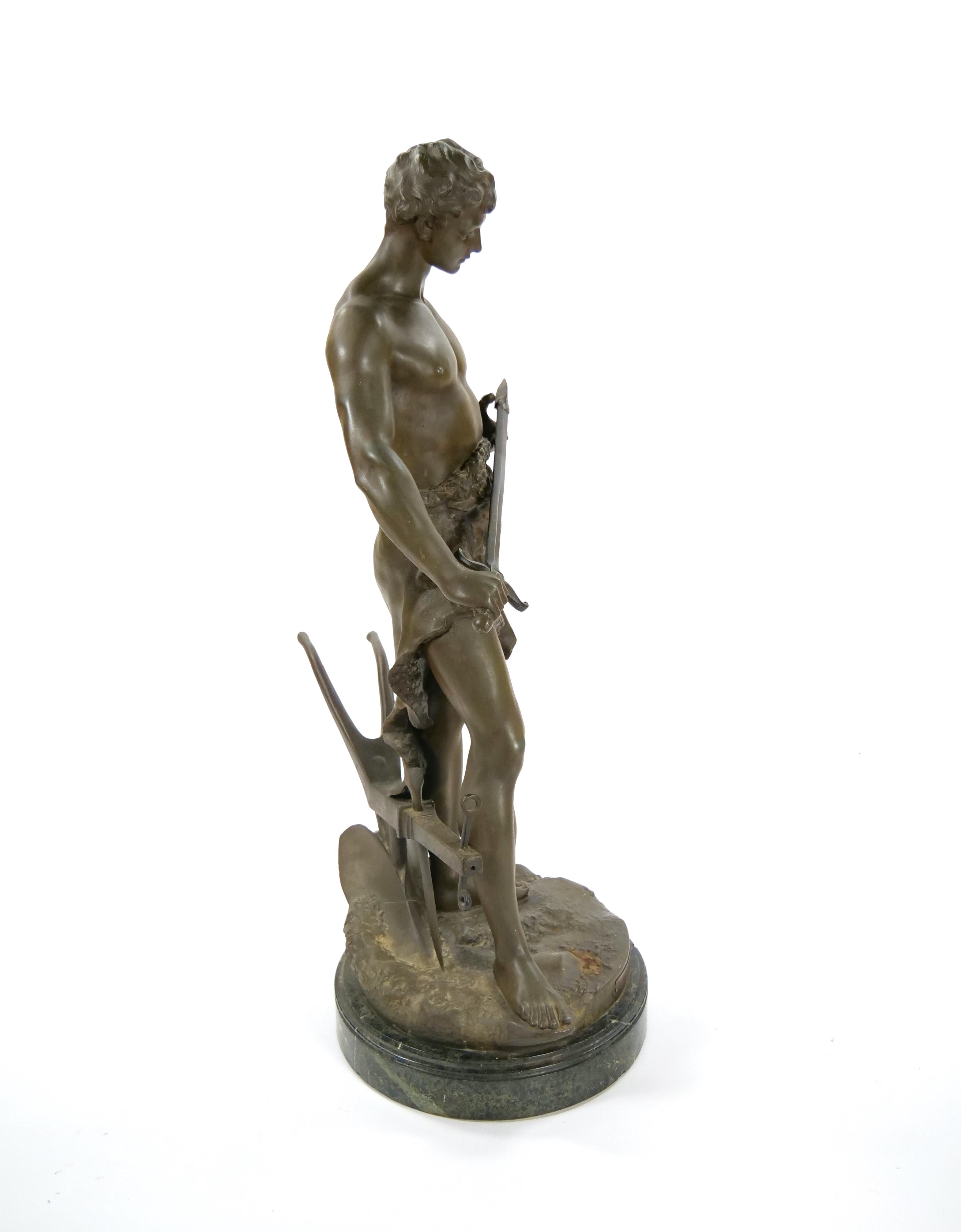 Esta escultura antigua, una pieza llamativa y digna de conversación, presenta una asombrosa mezcla de mármol verde y bronce bellamente patinado, haciendo gala de una artesanía excepcional. Creado por el renombrado artista G.G. Germain, esta