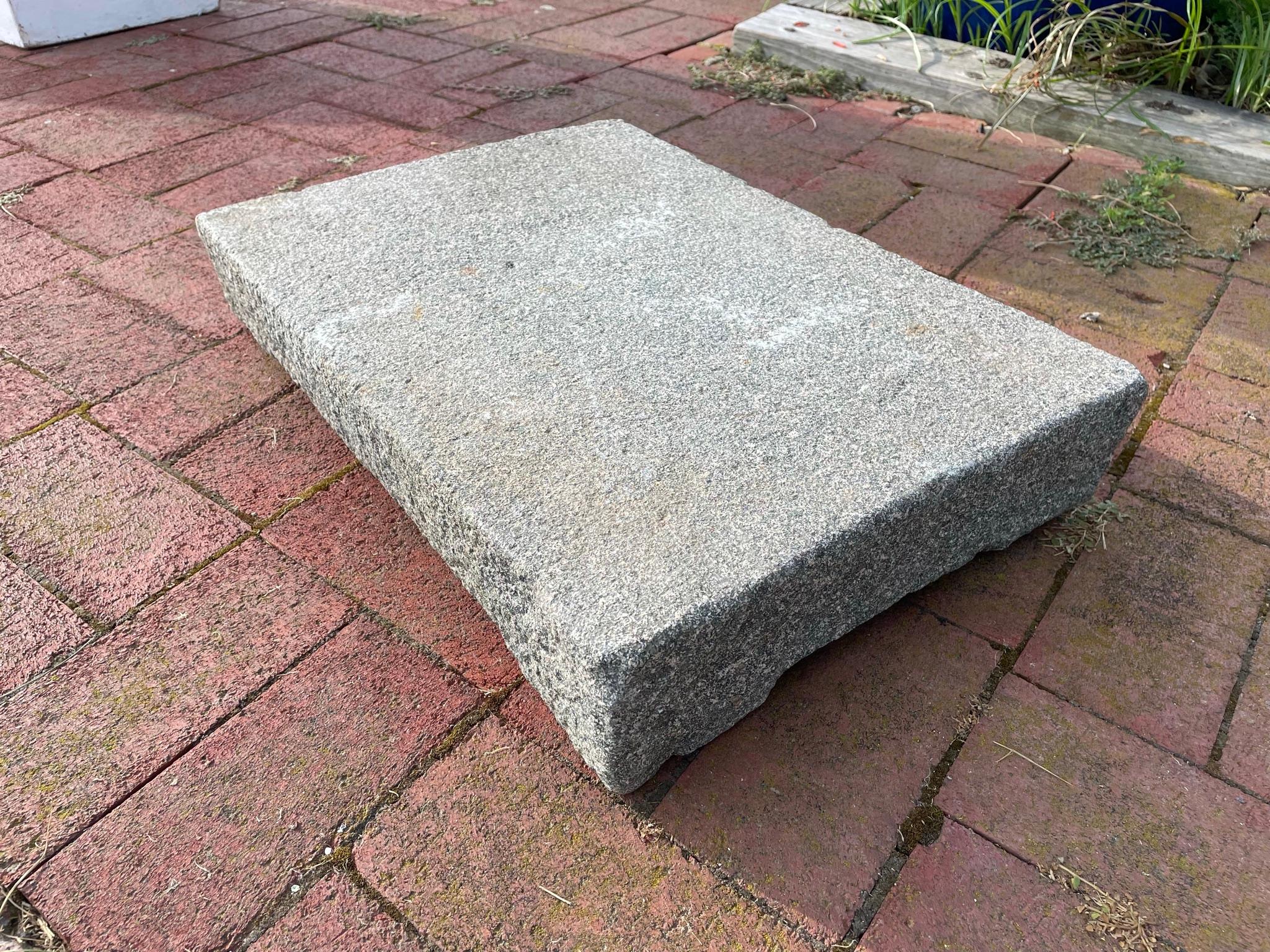 Un adorno ideal para el jardín, una robusta base de exposición para macetas a prueba de intemperie o una sólida base de piedra resistente a la intemperie para una escultura especial.

De China procede esta gran piedra de jardín rectangular de 20,5