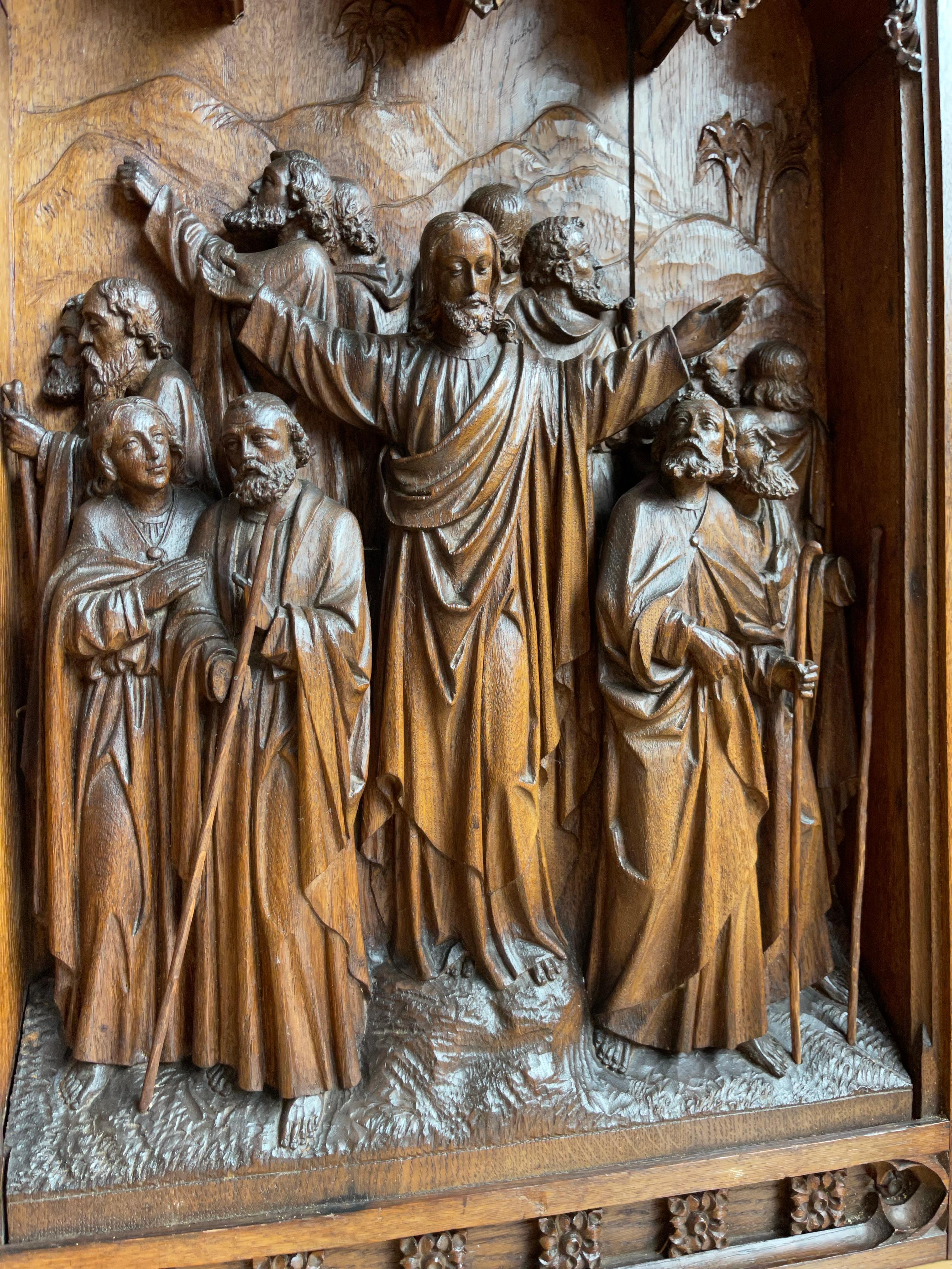 Antike, große, handgeschnitzte, gotische Kunsttafel aus Eichenholz, die Christus und 12 Aposteln darstellt (Neugotik) im Angebot