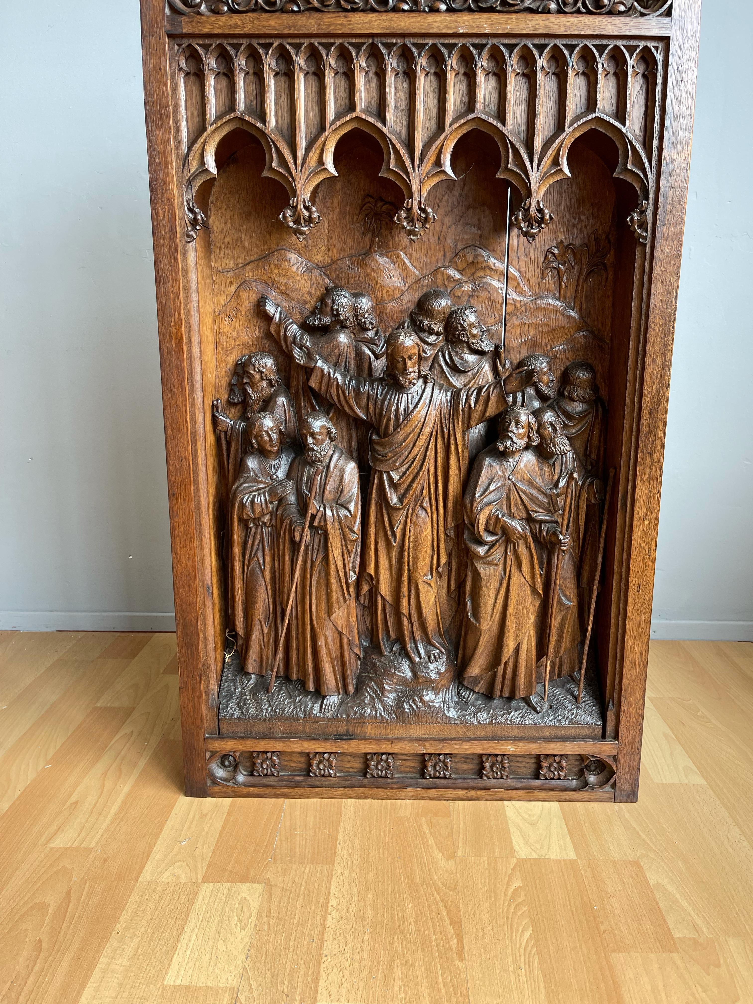 Antike, große, handgeschnitzte, gotische Kunsttafel aus Eichenholz, die Christus und 12 Aposteln darstellt (Handgefertigt) im Angebot