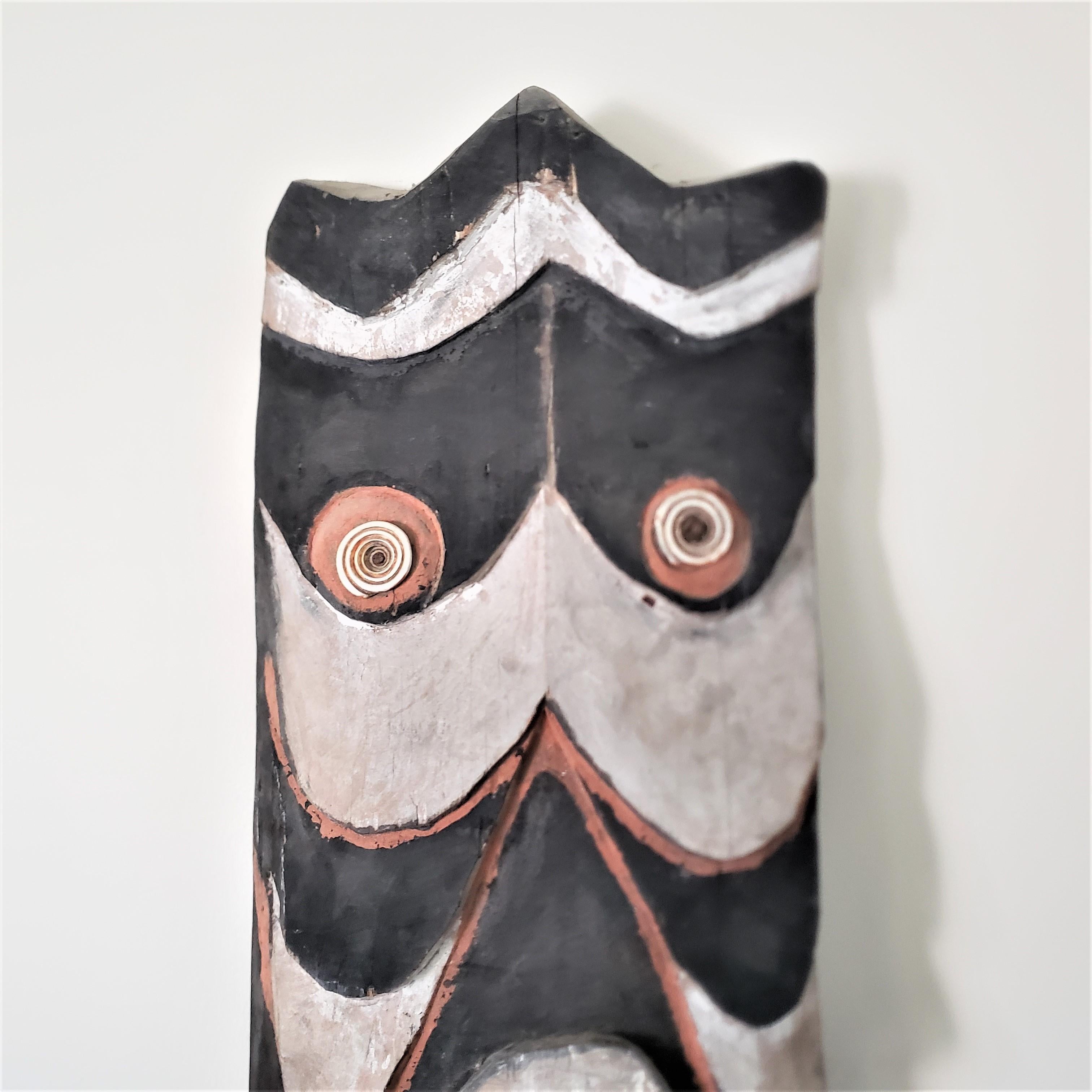 Antike, groe, handgeschnitzte und polychrom bemalte sdostasiatische Maske oder Skulptur (Handgeschnitzt) im Angebot