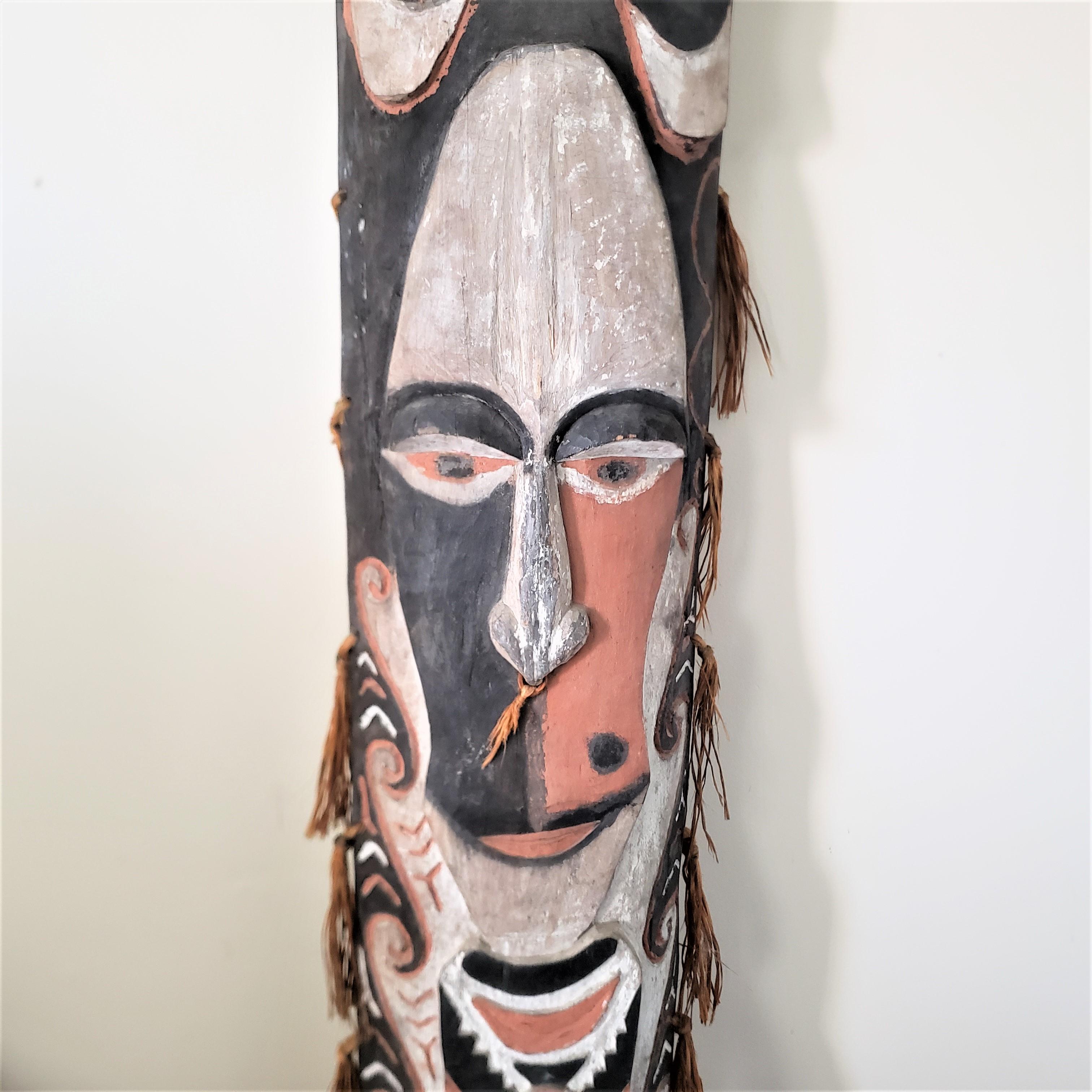 Antike, groe, handgeschnitzte und polychrom bemalte sdostasiatische Maske oder Skulptur im Zustand „Gut“ im Angebot in Hamilton, Ontario