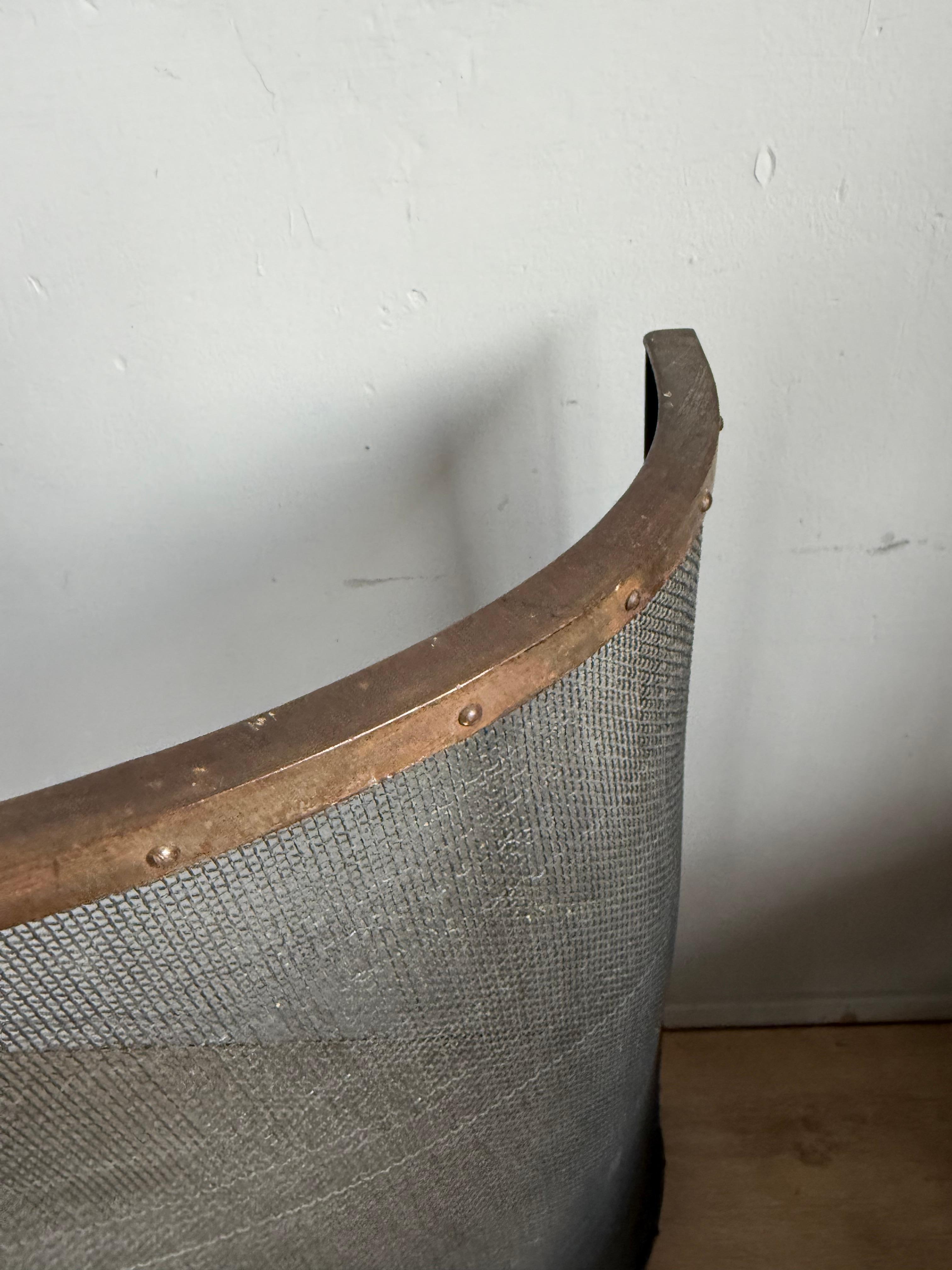 Grand pare-étincelles incurvé en fer forgé tressé à la menthe, antique en vente 2
