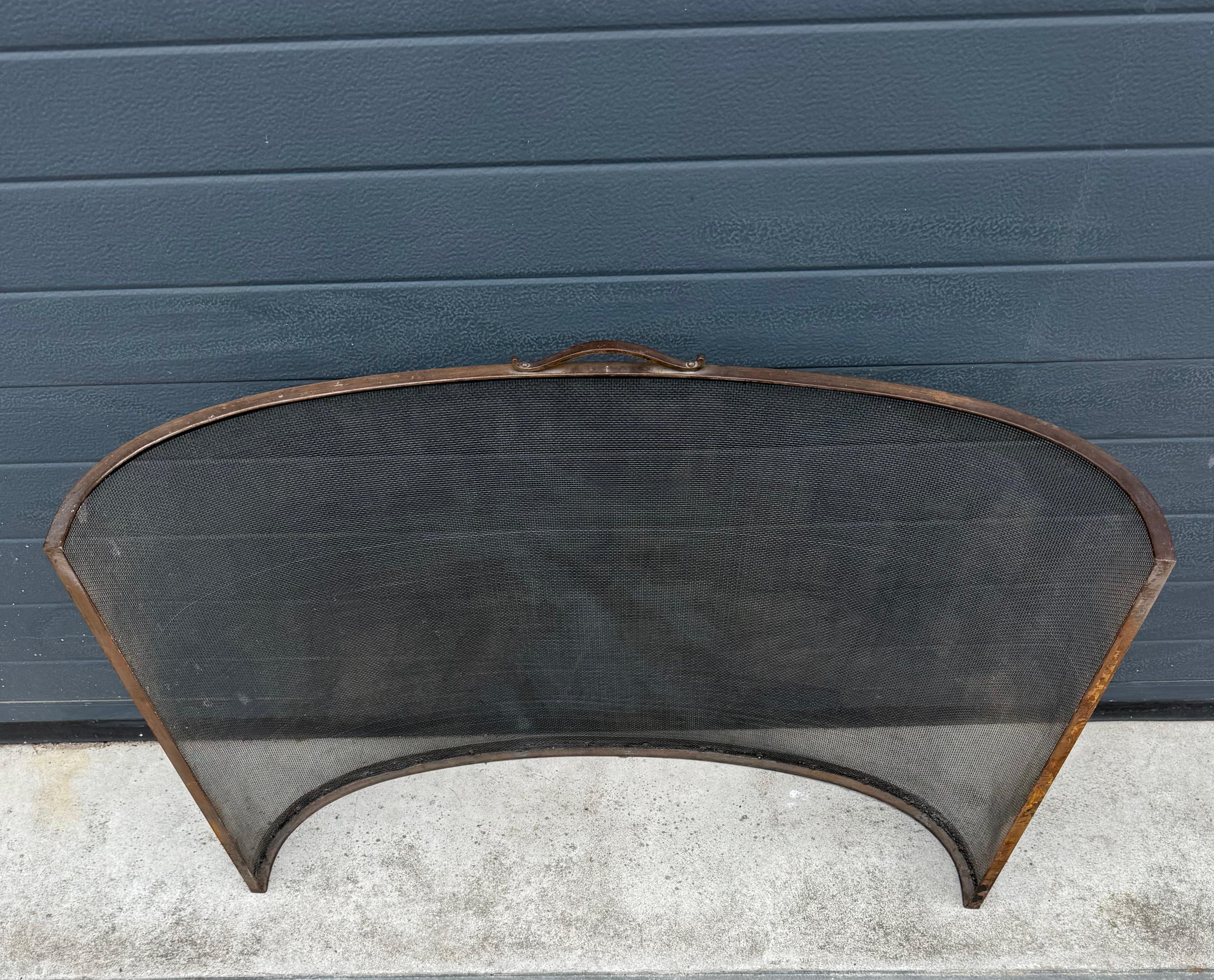 Grand pare-étincelles incurvé en fer forgé tressé à la menthe, antique en vente 9