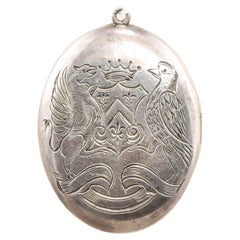 Antiguo Relicario Grande de Plata de Ley Grabado a Mano con Grifo y Águila