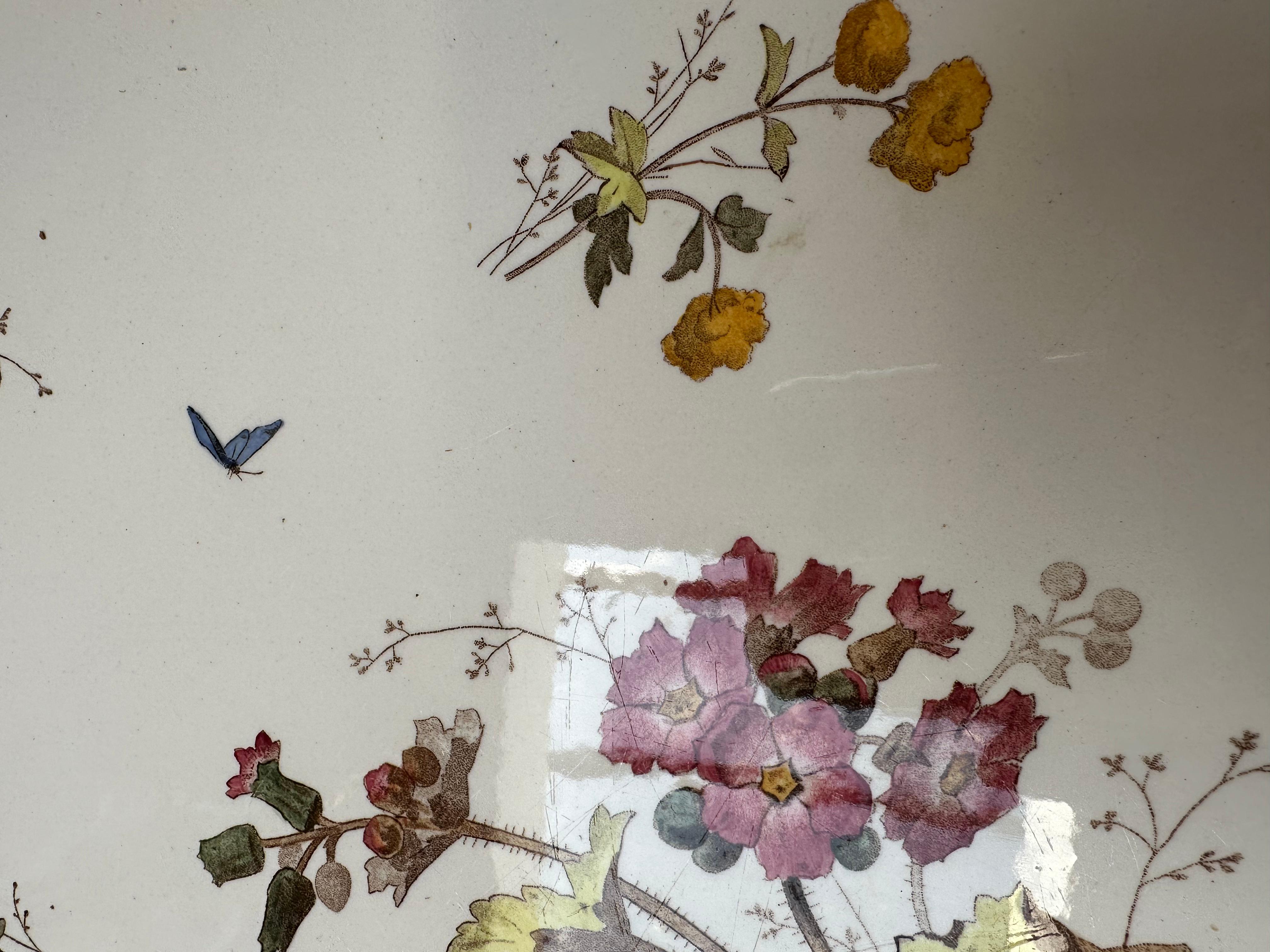 Antikes und großes handbemaltes, farbenfrohes Blumenserviertablett mit Schmetterlingsfliesen, Serviertablett (Europäisch) im Angebot