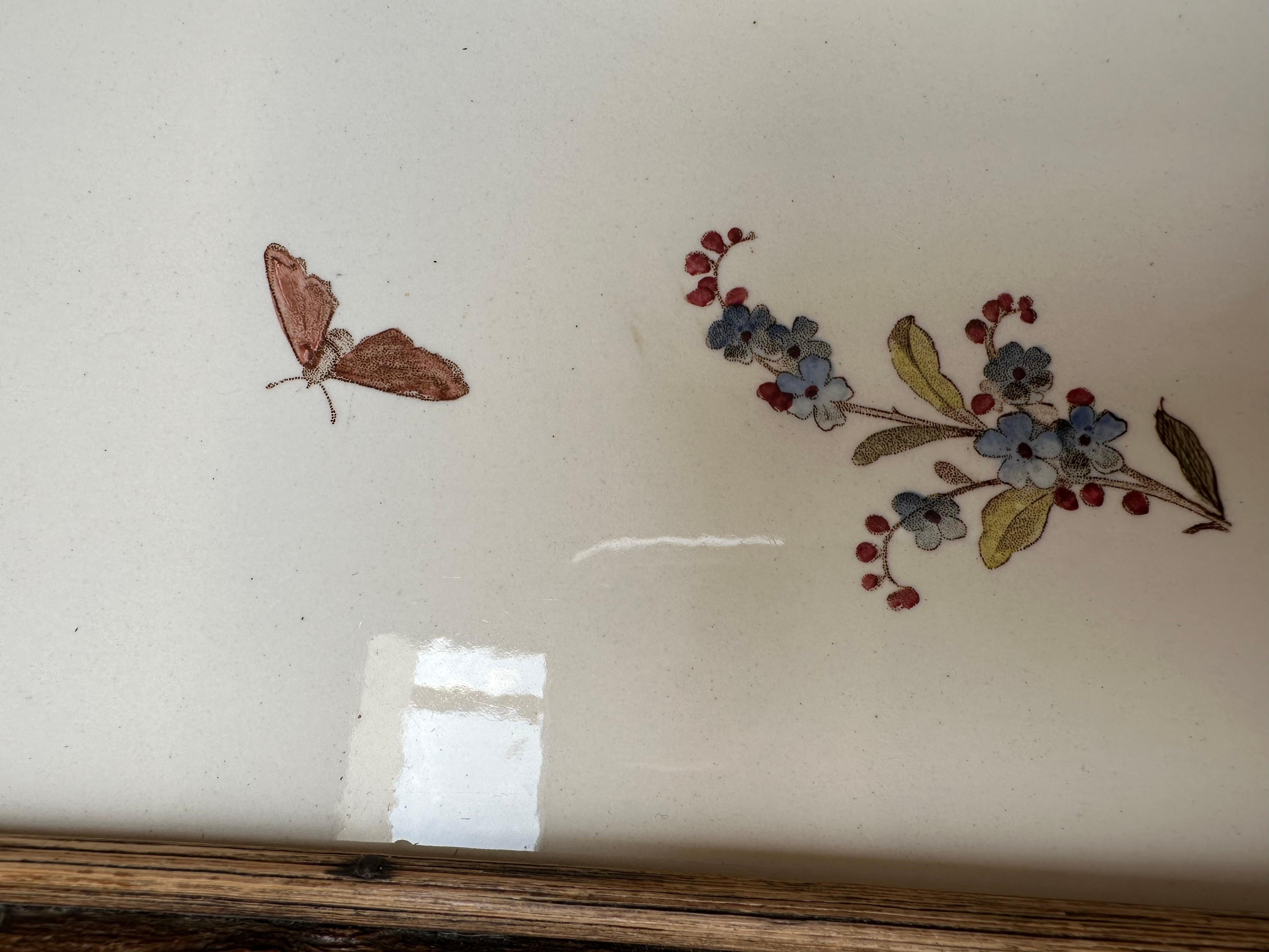 Antikes und großes handbemaltes, farbenfrohes Blumenserviertablett mit Schmetterlingsfliesen, Serviertablett (Glasiert) im Angebot
