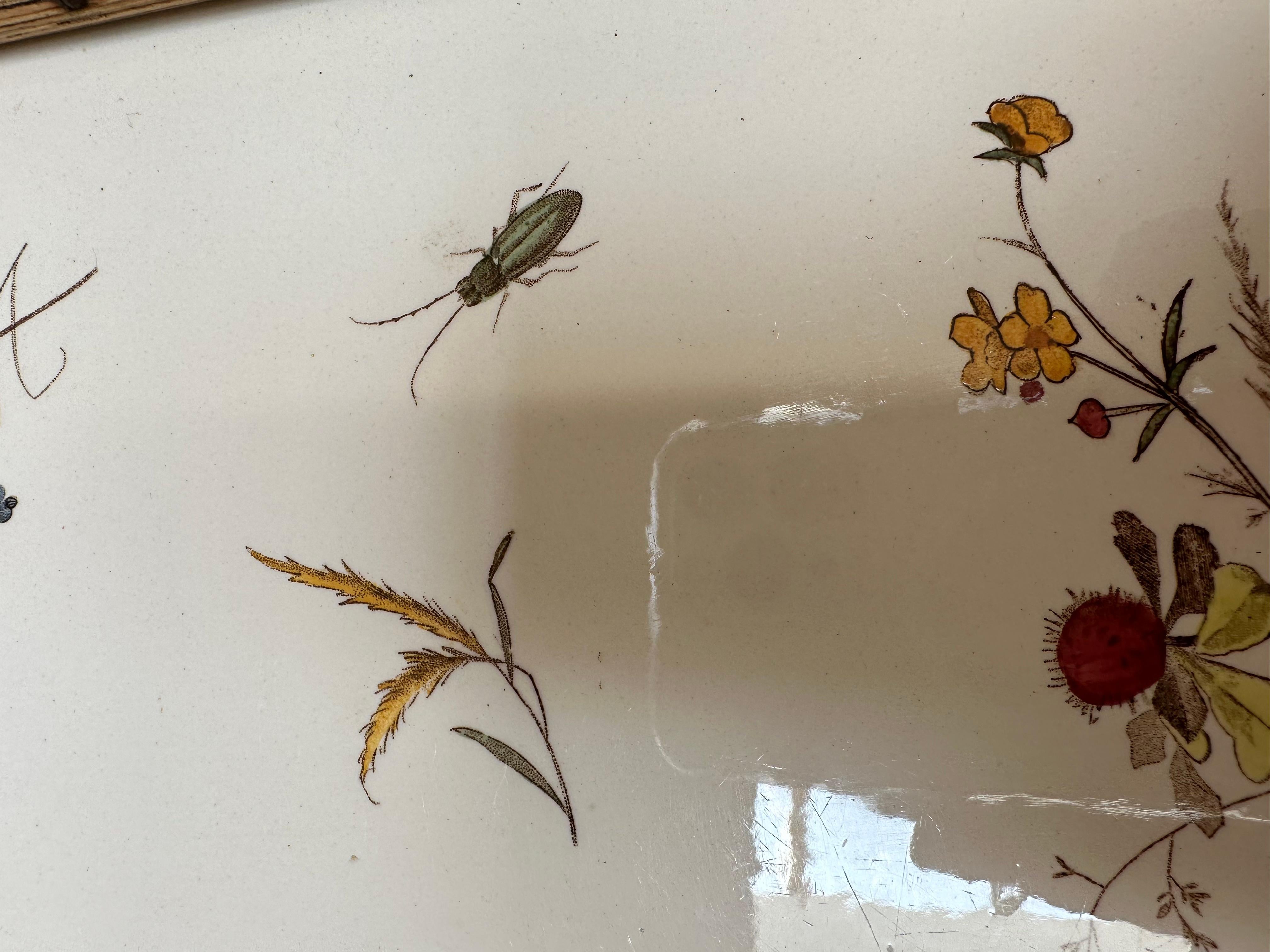 Antikes und großes handbemaltes, farbenfrohes Blumenserviertablett mit Schmetterlingsfliesen, Serviertablett im Zustand „Gut“ im Angebot in Lisse, NL