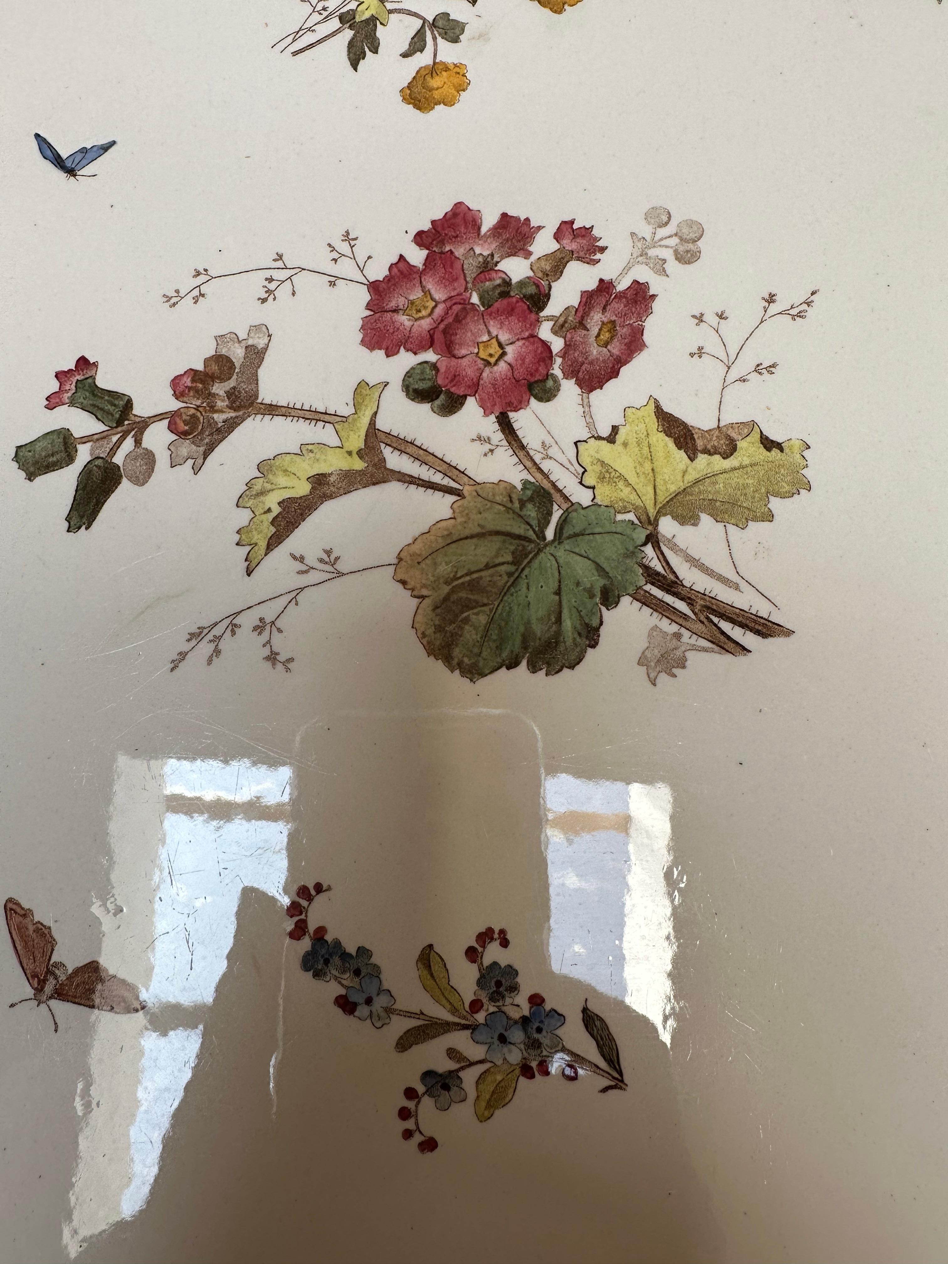 Antikes und großes handbemaltes, farbenfrohes Blumenserviertablett mit Schmetterlingsfliesen, Serviertablett (20. Jahrhundert) im Angebot