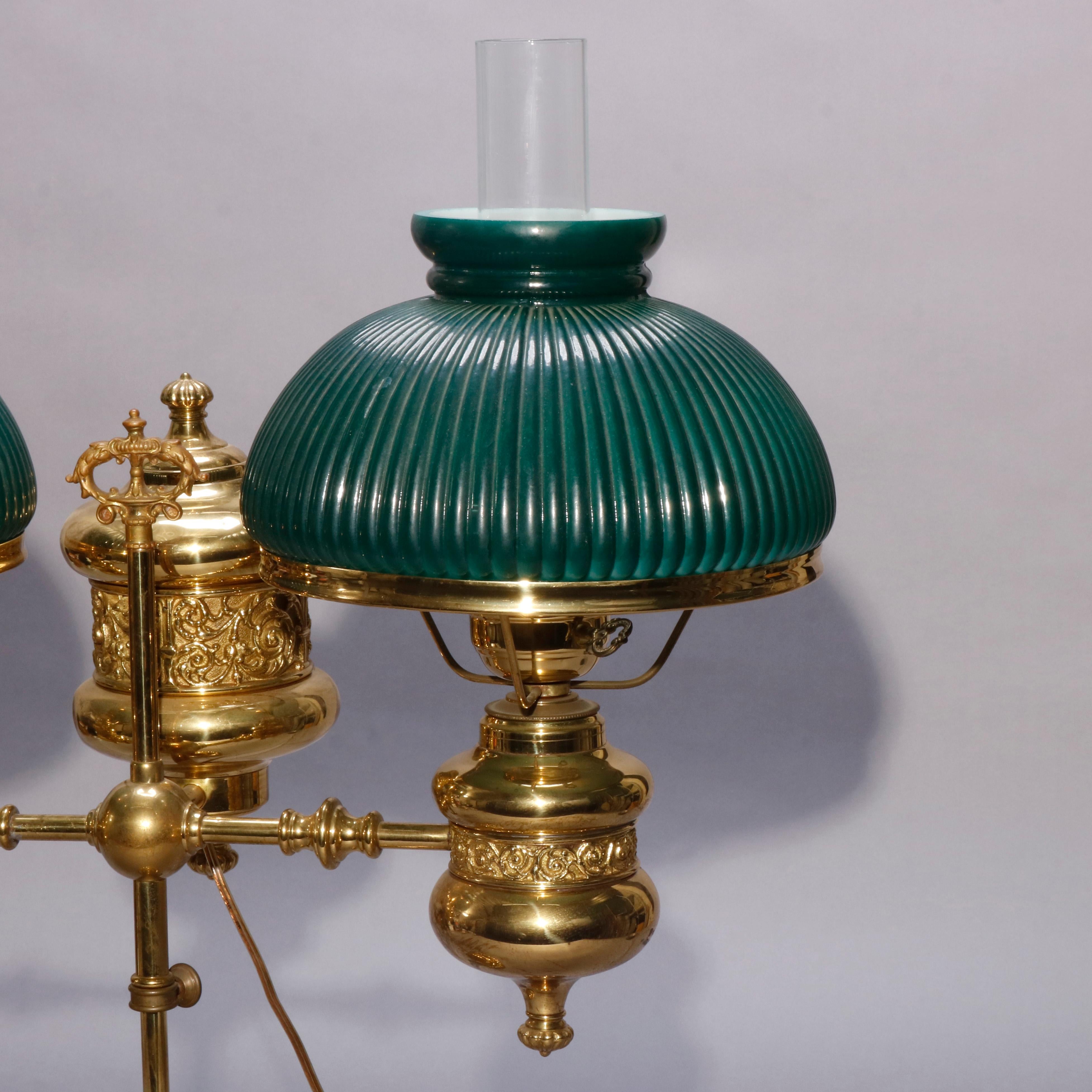 Américain Antique grande lampe d'étudiant double en laiton de l'école de Harvard avec abat-jour en verre ciselé