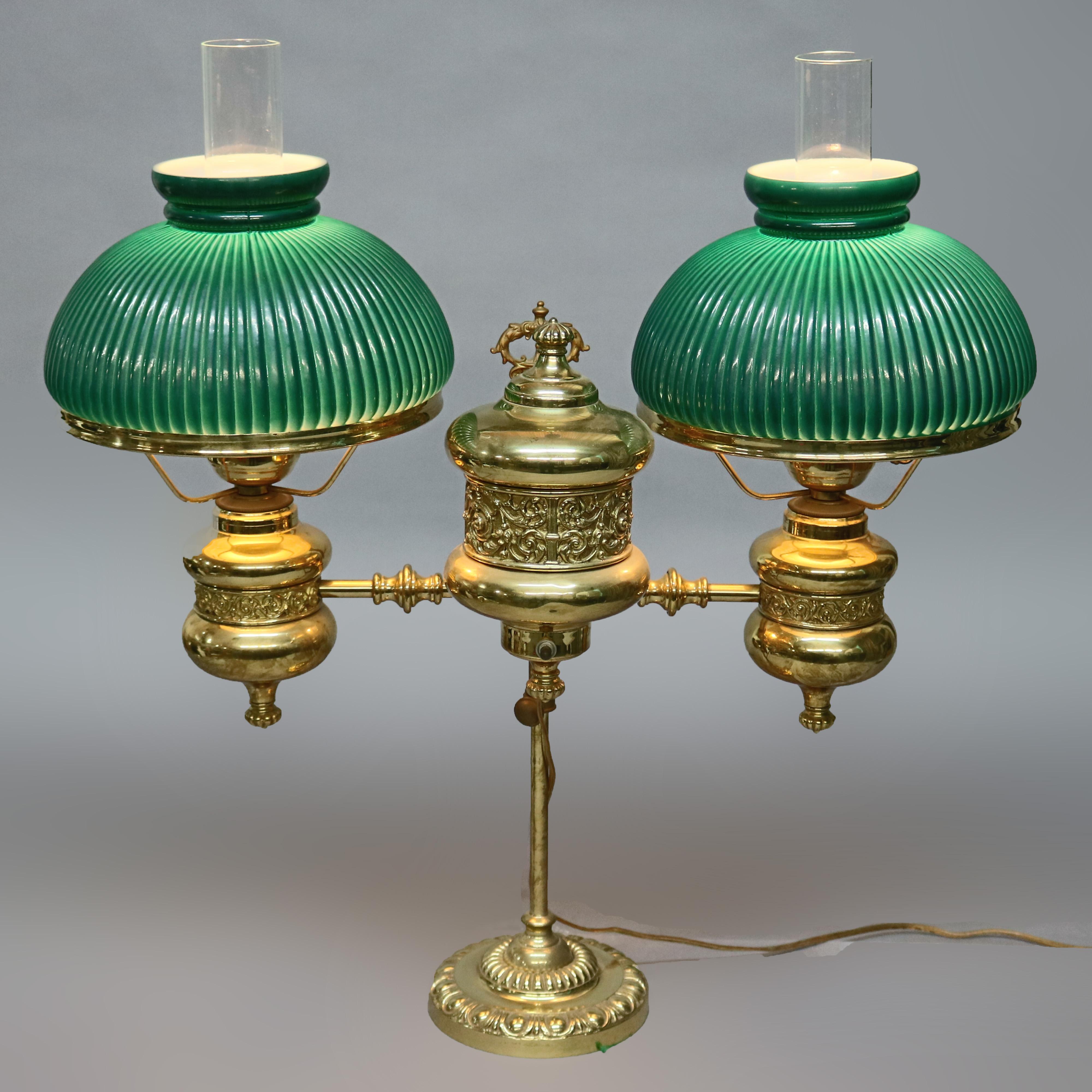 Embossé Antique grande lampe d'étudiant double en laiton de l'école de Harvard avec abat-jour en verre ciselé