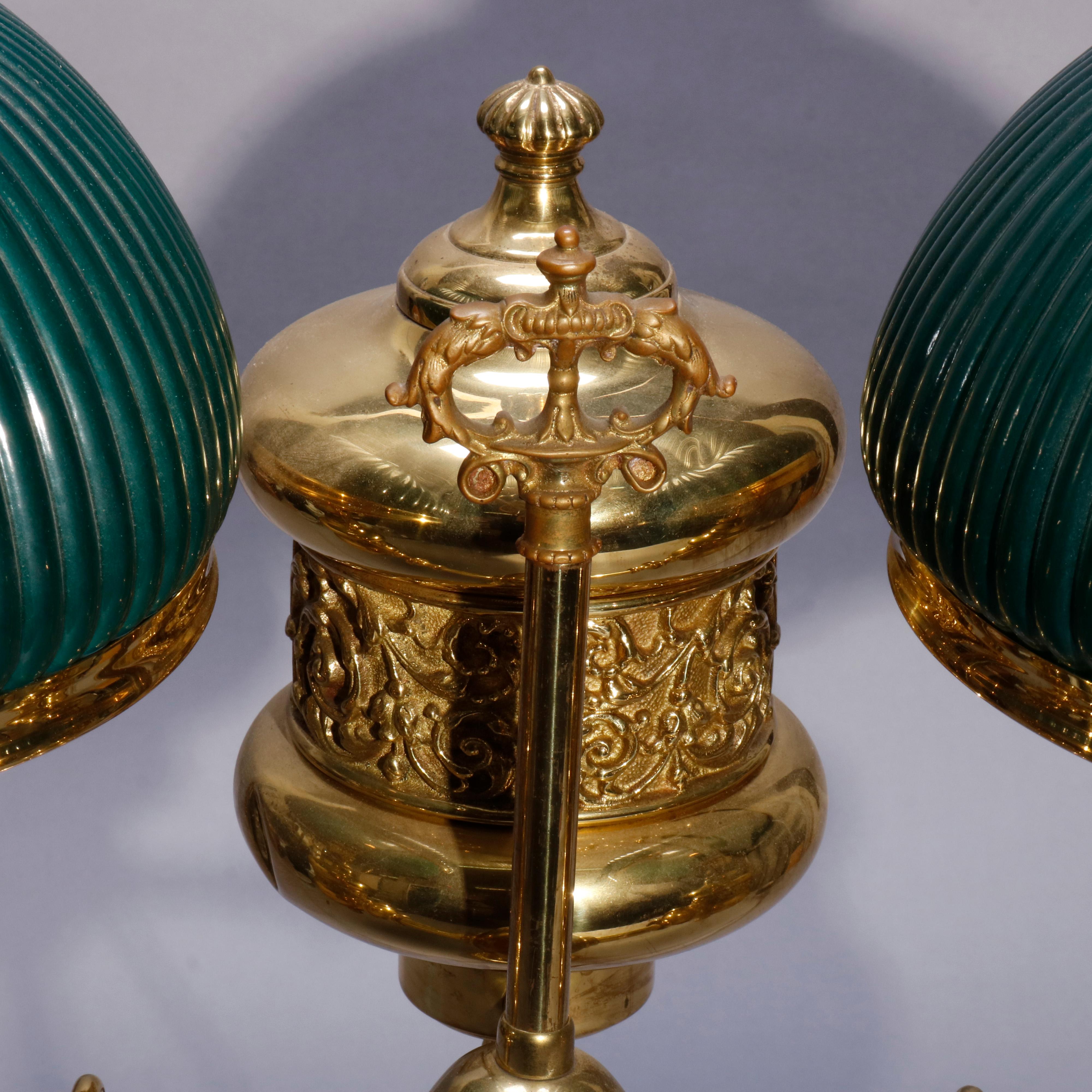 Antique grande lampe d'étudiant double en laiton de l'école de Harvard avec abat-jour en verre ciselé Bon état à Big Flats, NY
