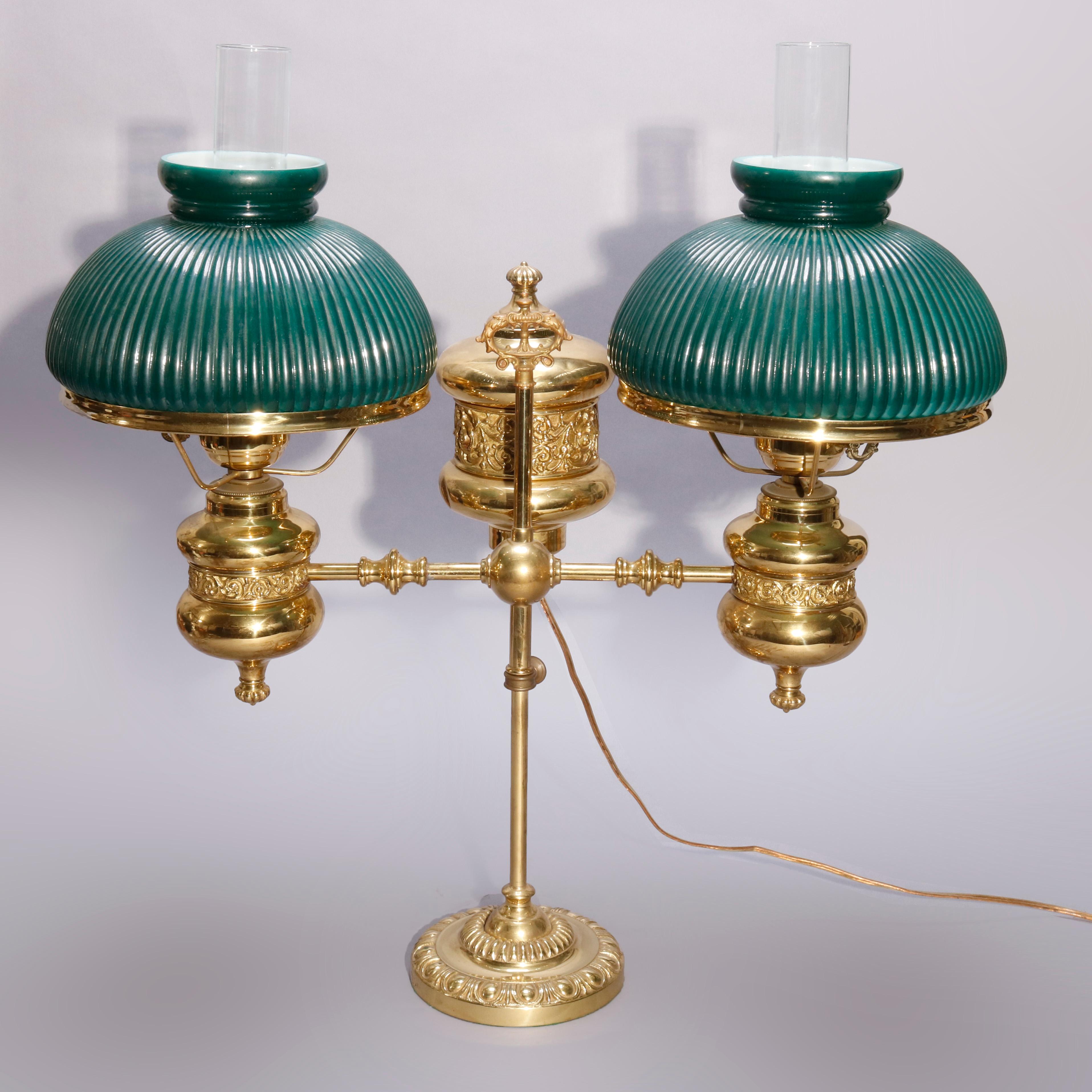XIXe siècle Antique grande lampe d'étudiant double en laiton de l'école de Harvard avec abat-jour en verre ciselé