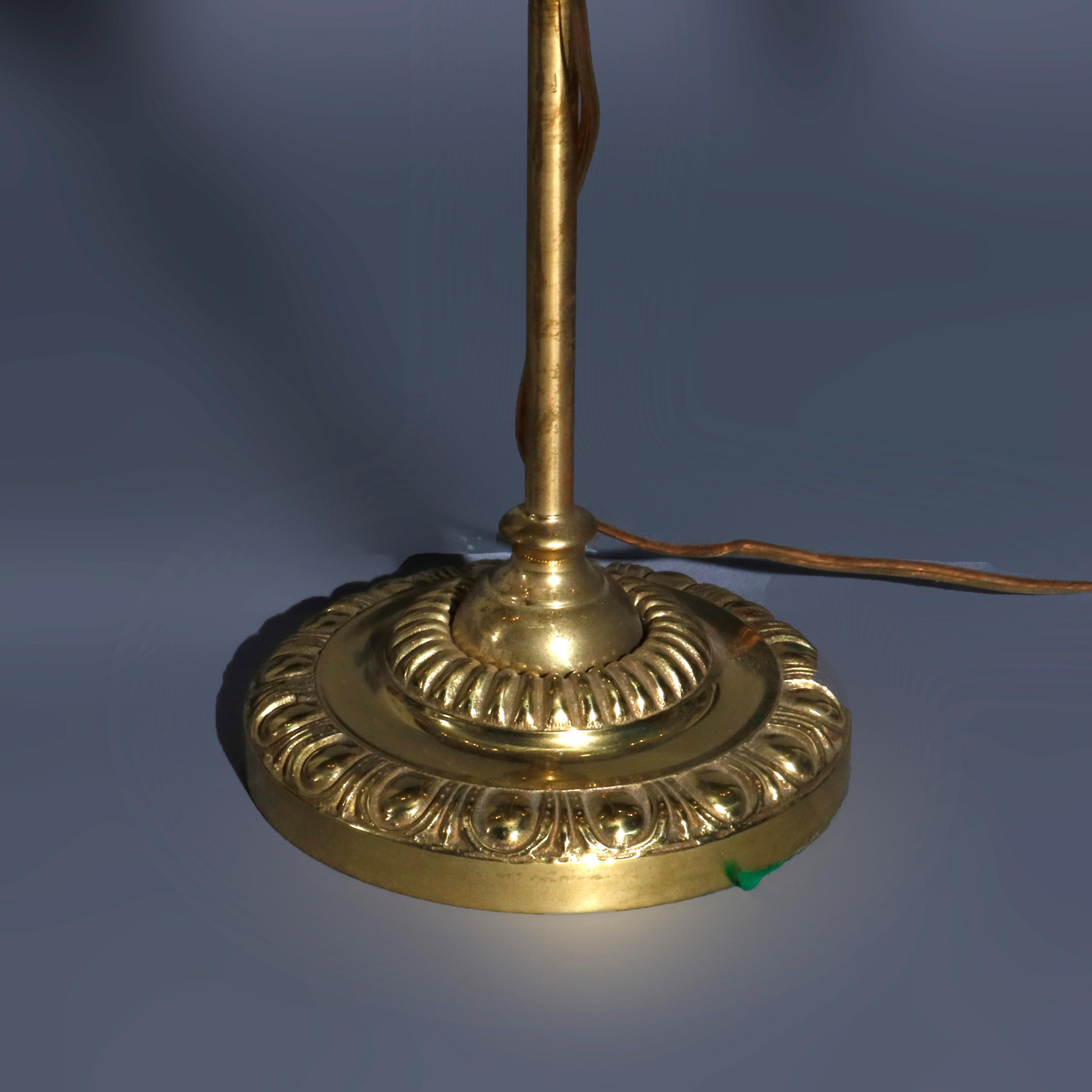 Laiton Antique grande lampe d'étudiant double en laiton de l'école de Harvard avec abat-jour en verre ciselé