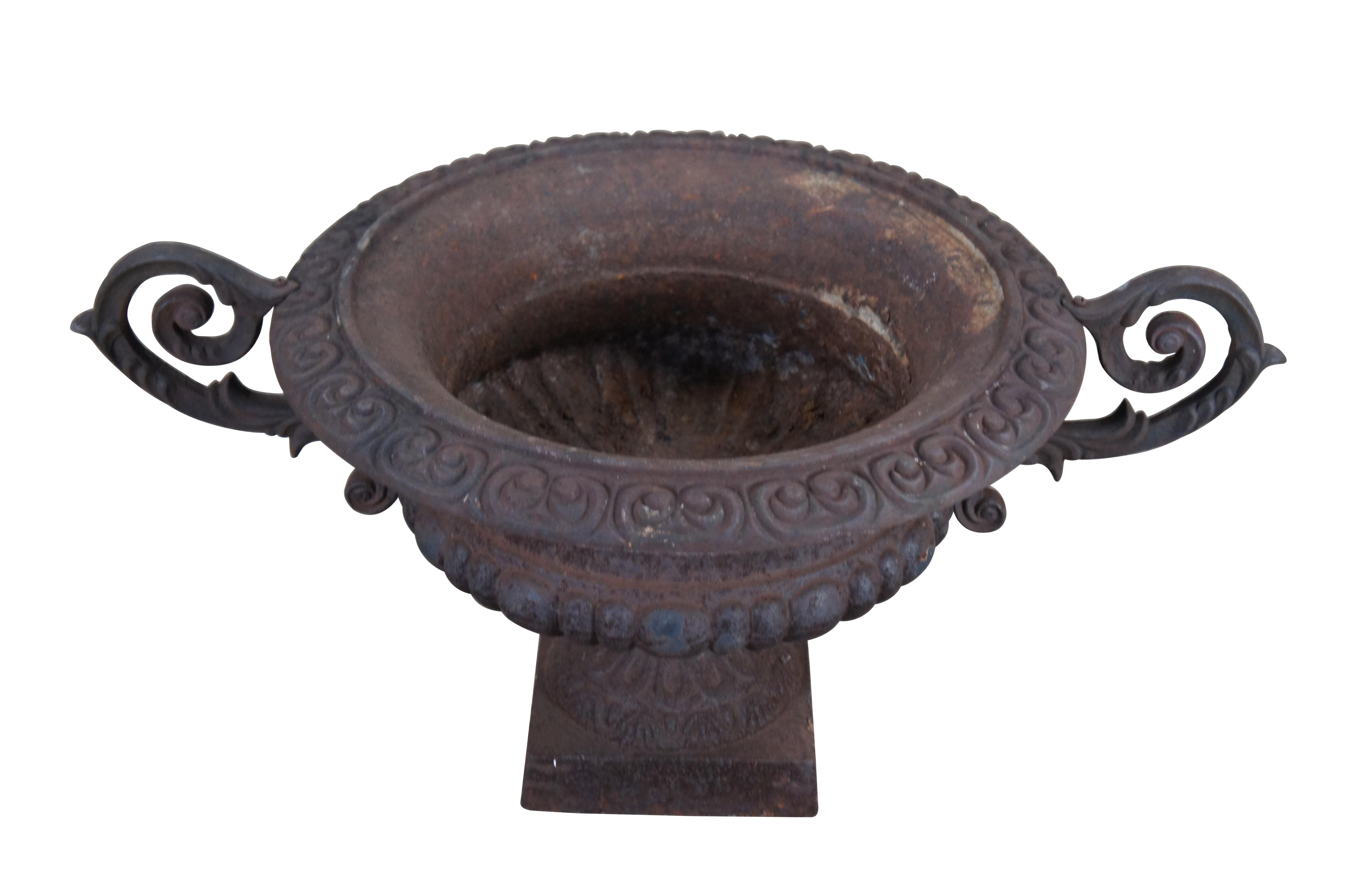 Néoclassique Antiquities Large Heavy Cast Iron Flower Urn Garden Planter Trophy Vase 35